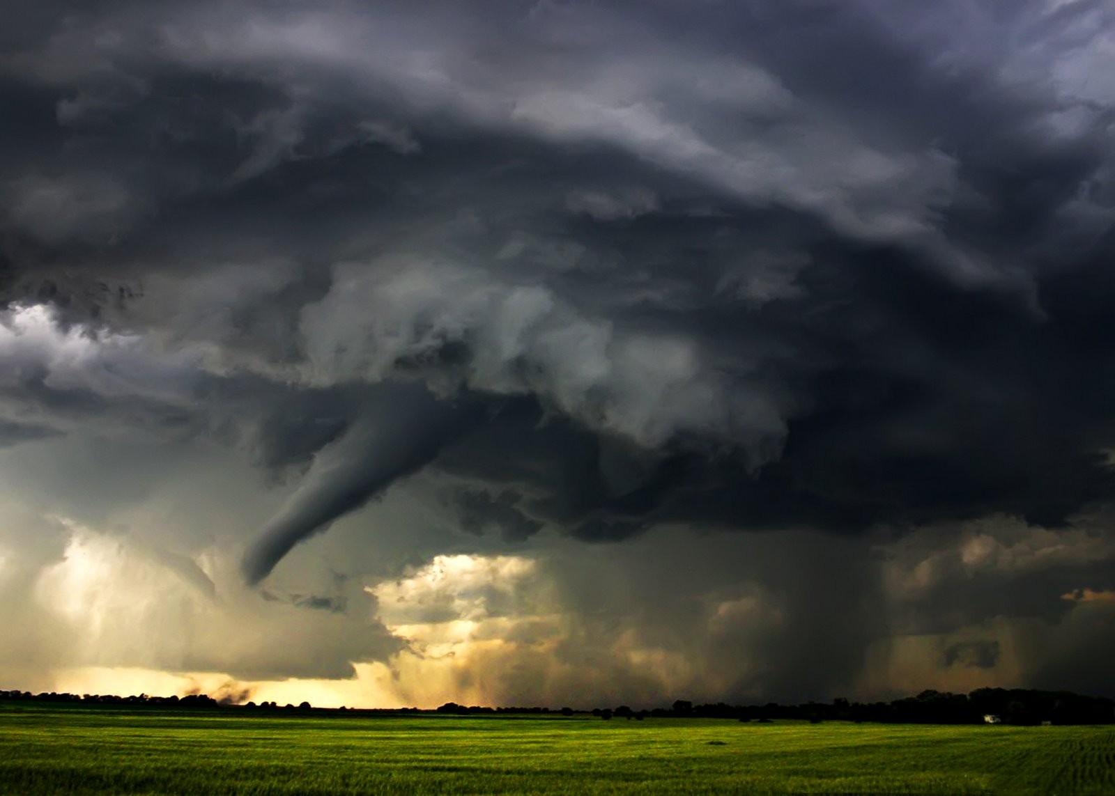 Bad Clouds Forming Tornado Torando Black Sun Fullscreen - National Geographic Tornado Hd , HD Wallpaper & Backgrounds