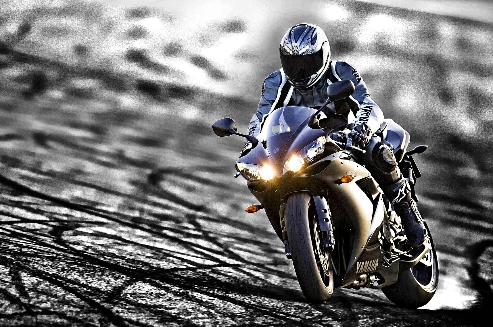 Man Riding Sport Bike Hd Wallpaper - Yamaha R1 , HD Wallpaper & Backgrounds