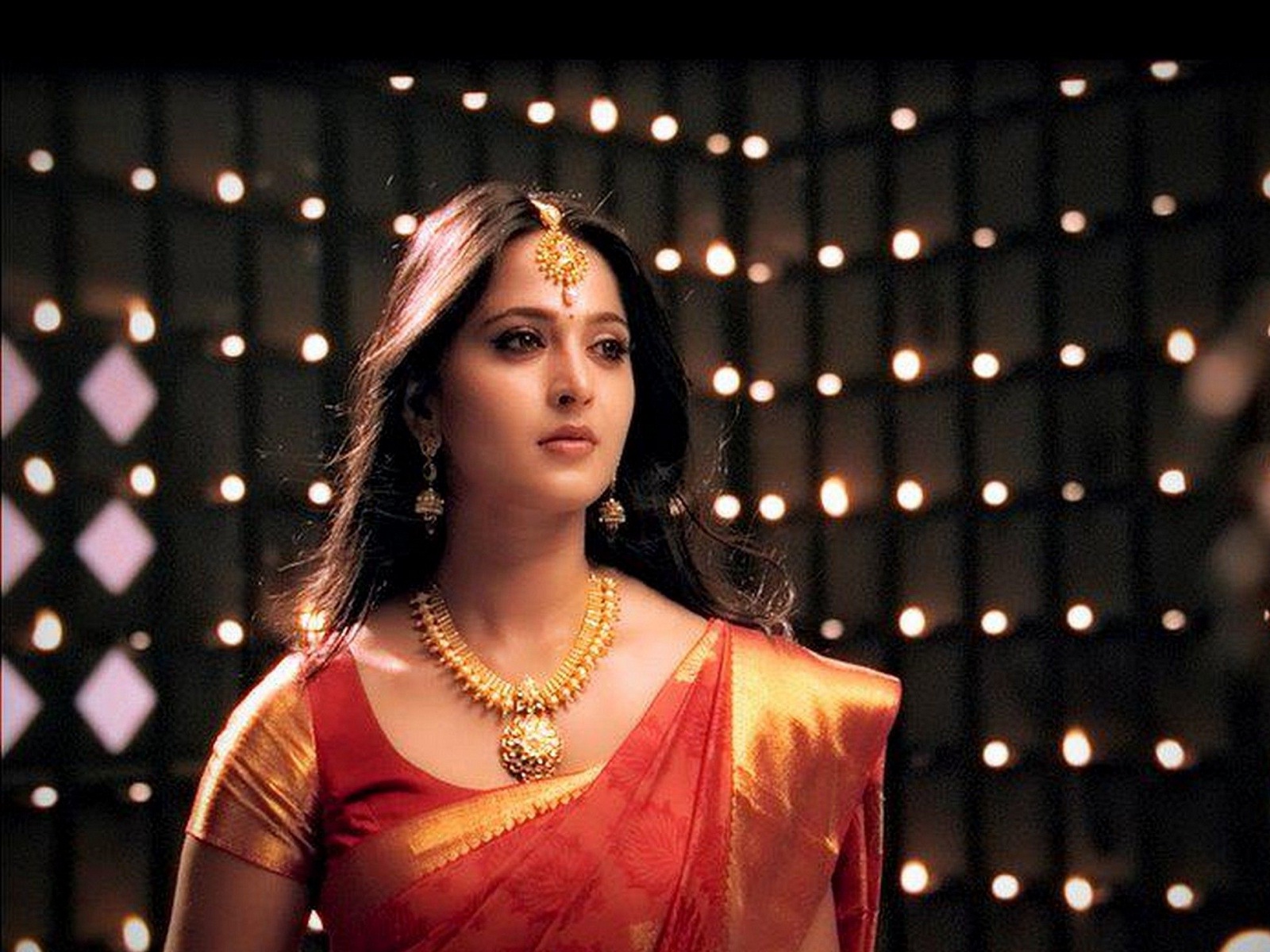 South Girl Anushka Shetty Nice Pics In Saree - Anushka In Chennai Silks Ad , HD Wallpaper & Backgrounds