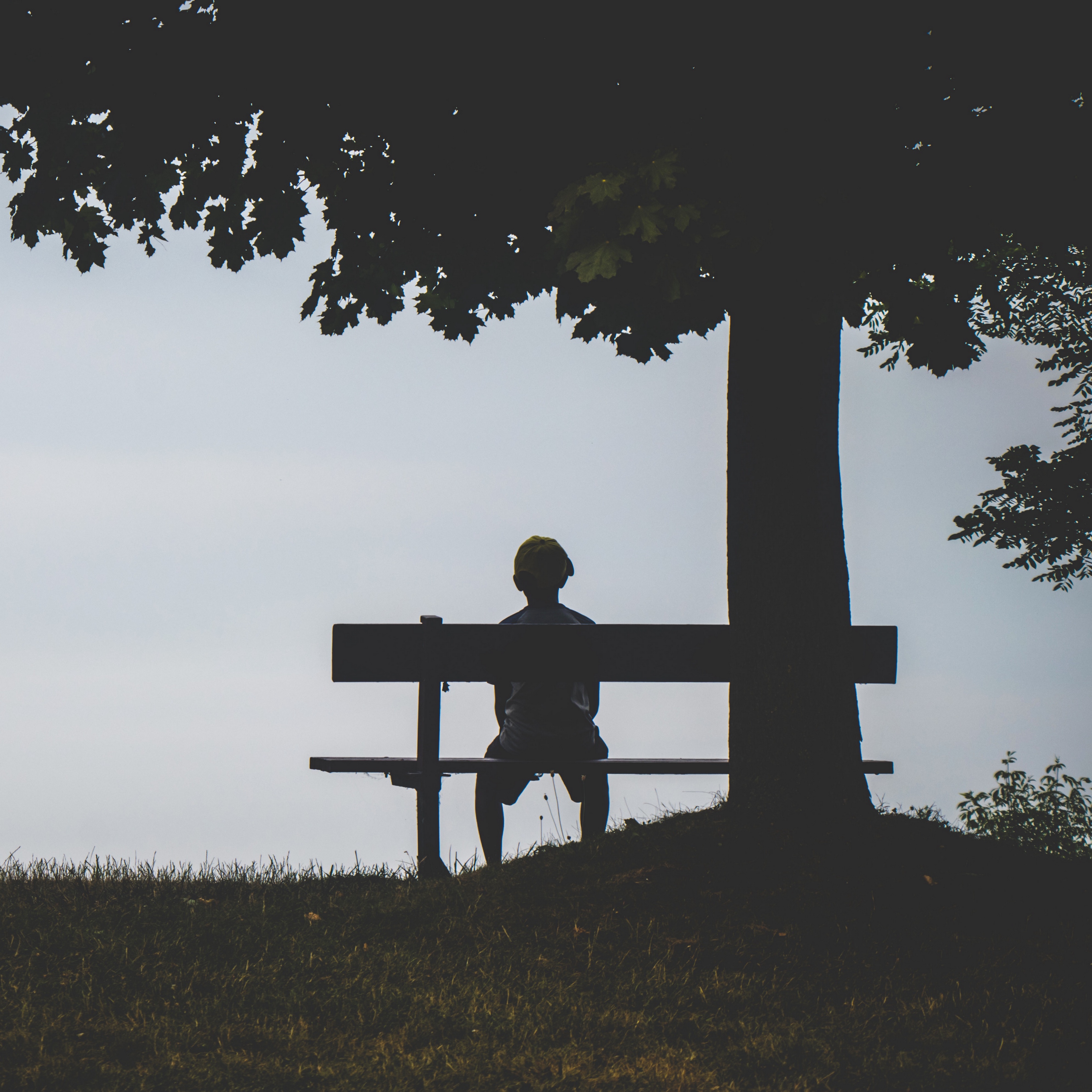 Wallpaper Child, Bench, Alone, Solitude, Silhouette, - Allah Mengetahui Apa Yang Kamu Sembunyikan , HD Wallpaper & Backgrounds