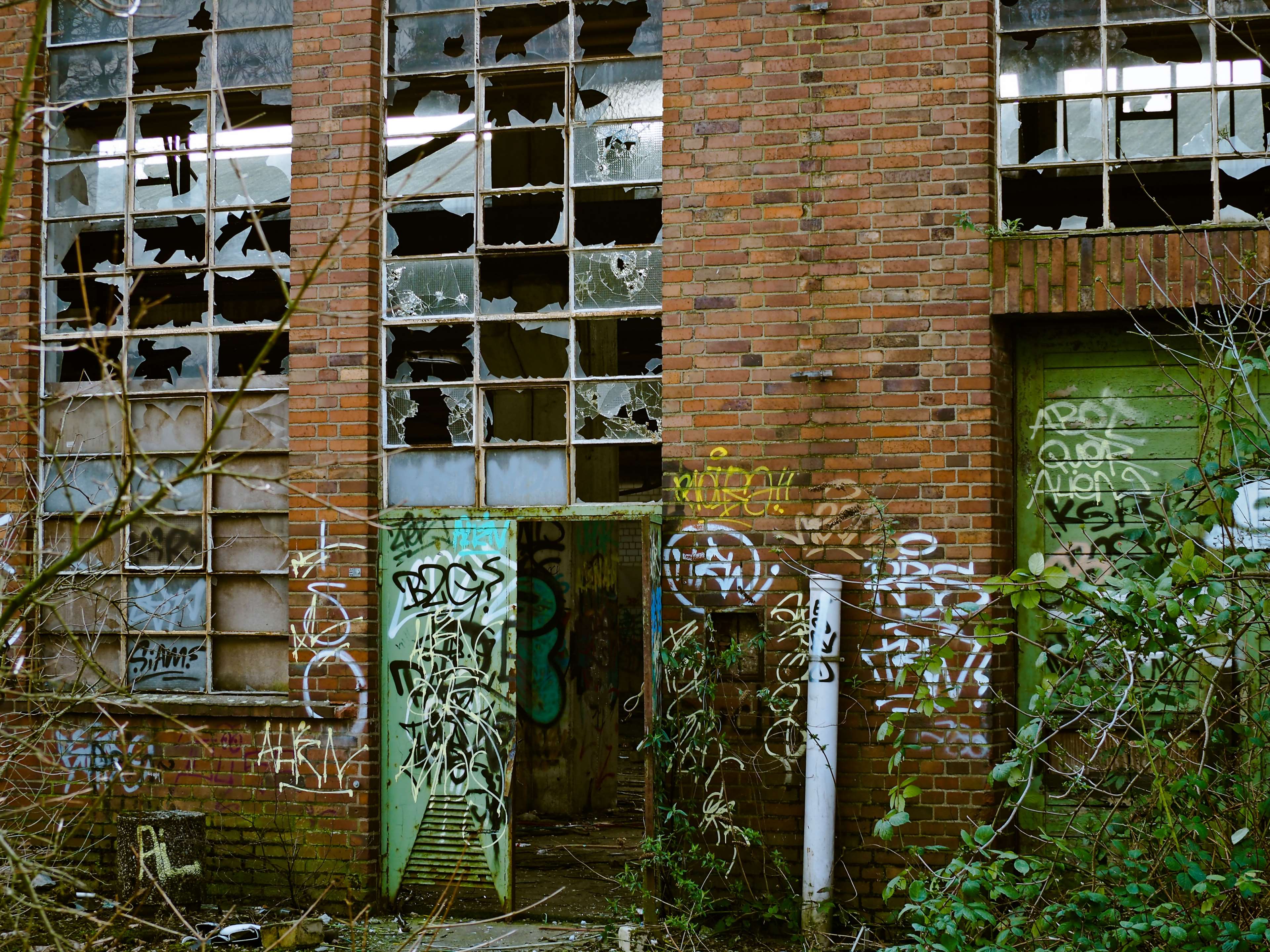 Factory Building, Graffiti, Hall, Industrial Building, - Hooker In An Alley , HD Wallpaper & Backgrounds