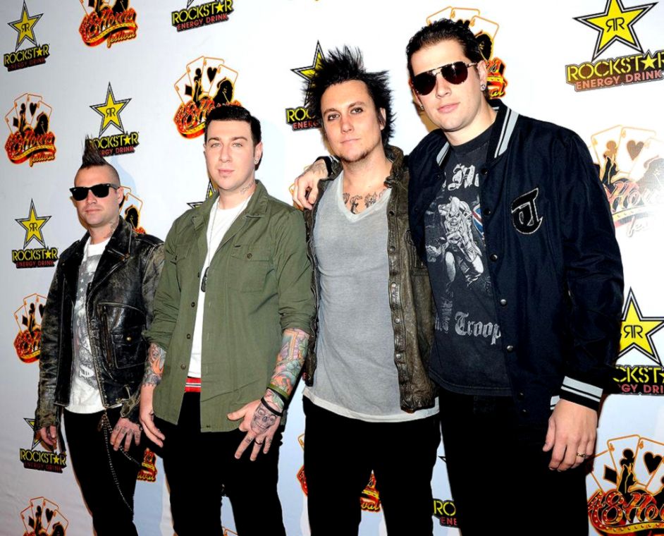 Avenged Sevenfold Bring Fan On Stage To Step In For - M Shadows Zacky Vengeance , HD Wallpaper & Backgrounds