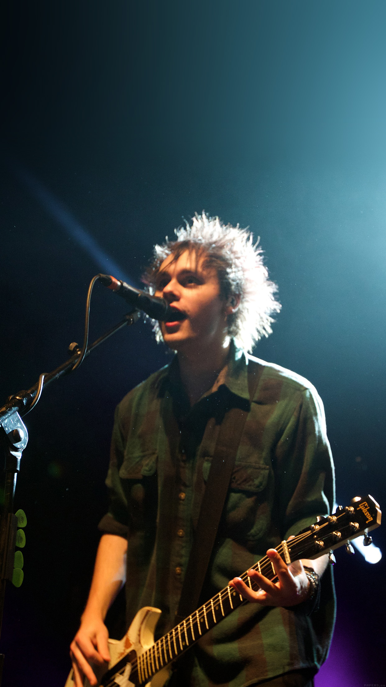Michael Clifford 5 Seconds Of Summer Band Music Android - Michael Clifford On Concert , HD Wallpaper & Backgrounds
