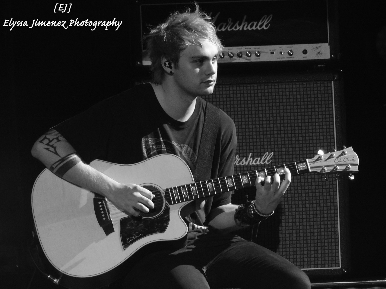 Rowyso Tour - Michael Clifford Acoustic Guitar , HD Wallpaper & Backgrounds