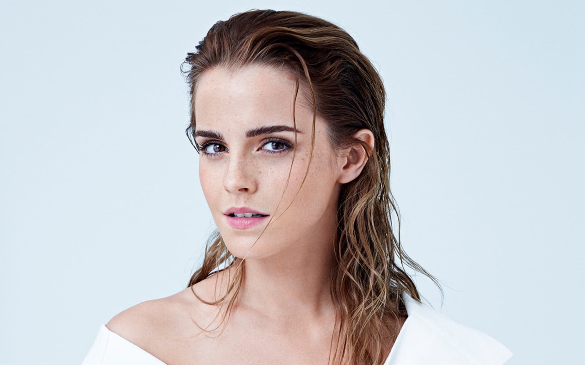 Emma Watson Wallpapers - Emma Watson Photo Wet Hair , HD Wallpaper & Backgrounds