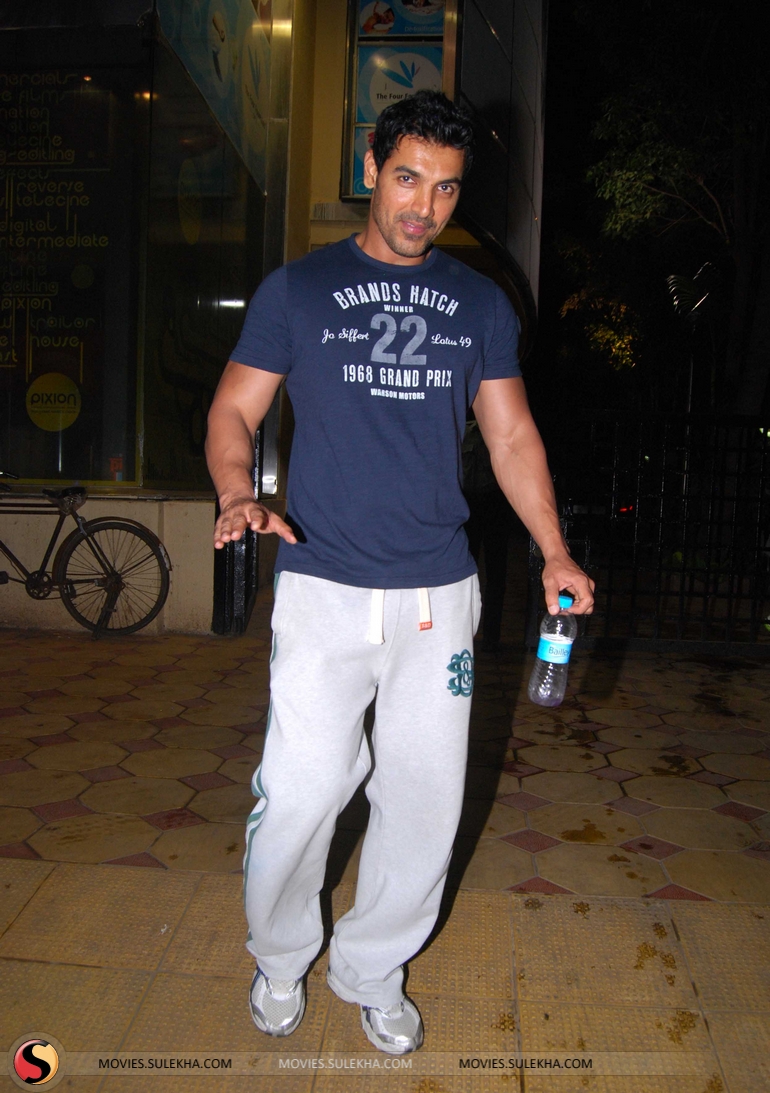 John Abraham In Gym Wallpaper 1080p - Bollywood Stars In Suits , HD Wallpaper & Backgrounds