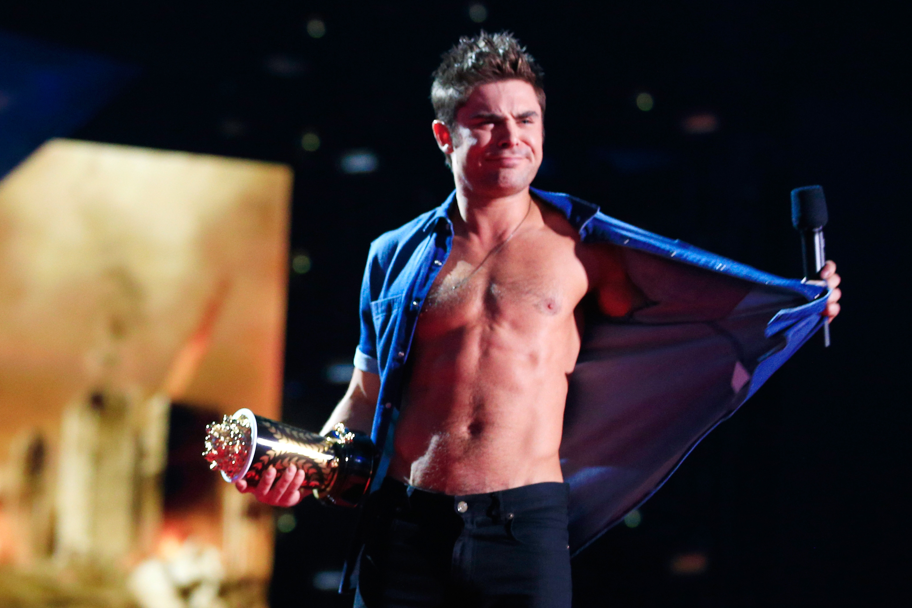 Zac Efron 2014 Mtv Movie Awards - Zac Efron Greatest Showman , HD Wallpaper & Backgrounds