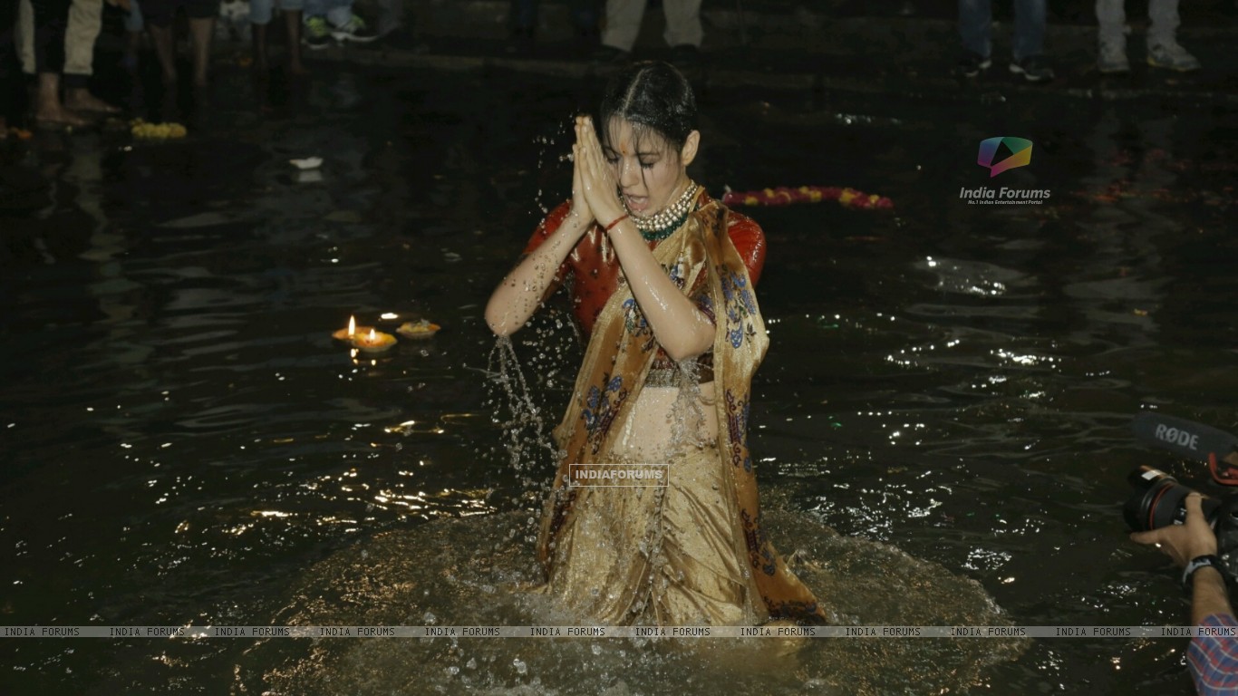 Kangana Ranaut Takes A Dip In Holy Ganga Size - Girl , HD Wallpaper & Backgrounds