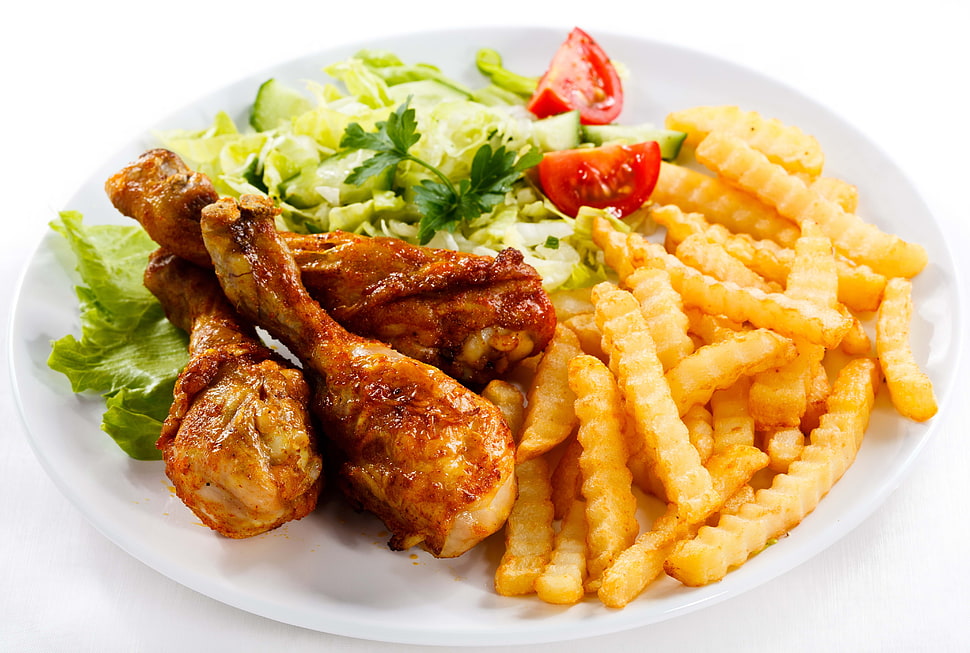 Three Fried Chicken With French Fries And Vegetables - Chicken Drumsticks Chips And Salad , HD Wallpaper & Backgrounds