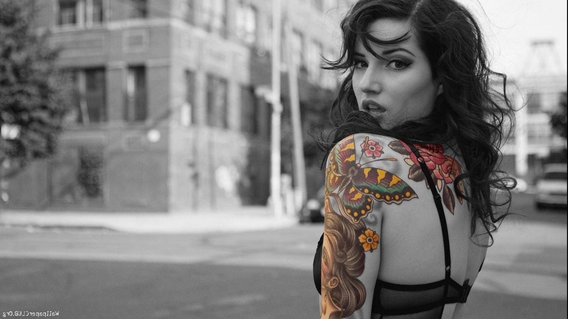 Tattoo Girl Wallpaper Hd - Woman Look Over Shoulder , HD Wallpaper & Backgrounds