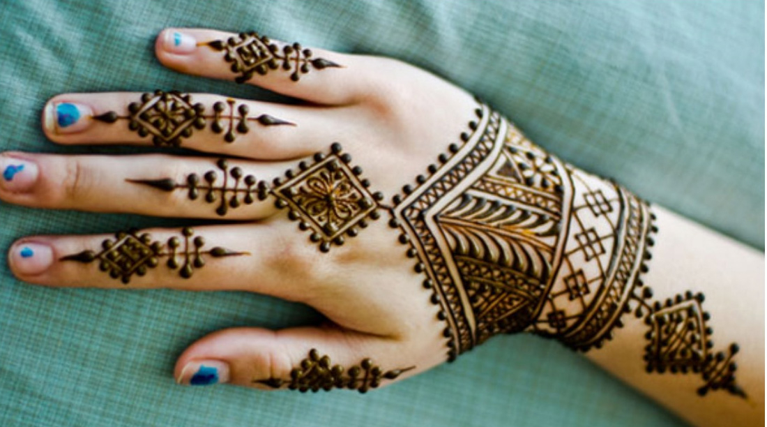 Latest 20 Beautiful And Easy Mehndi Designs 2018 Mehndi - New Girl 2018 Mehndi Designs For Karwa Chauth , HD Wallpaper & Backgrounds