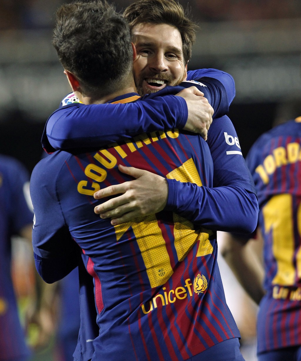 Fc Barcelona's Philippe Coutinho Is Congratulated By - Fc Barcelona With Coutinho , HD Wallpaper & Backgrounds