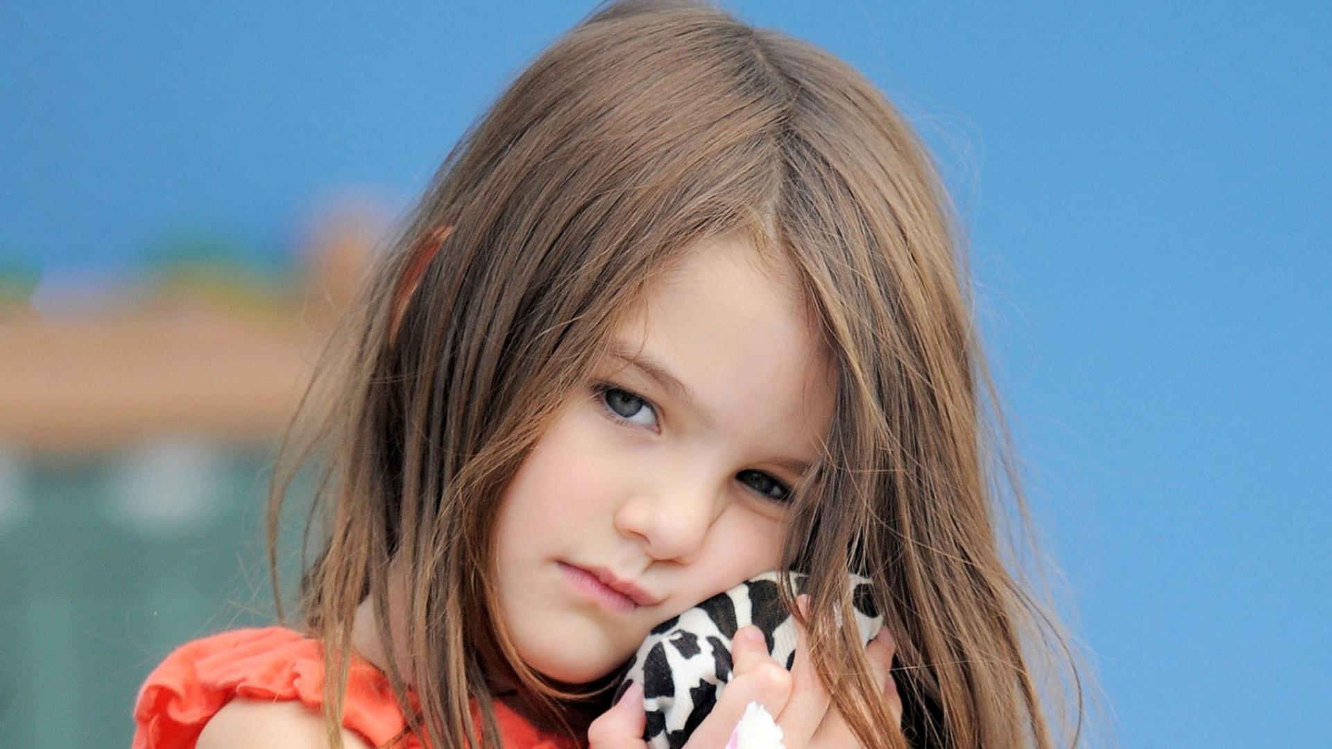 Sad Kids Girl Face Wallpaper Hd - Suri Cruise Skin , HD Wallpaper & Backgrounds