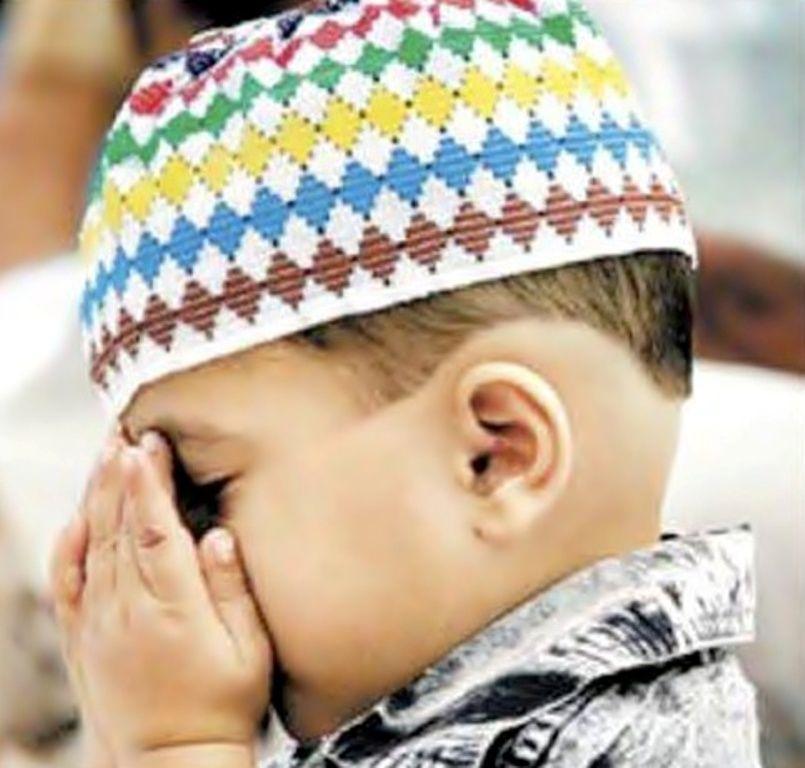 Download Wallpaper - Cute Muslim Boy Praying , HD Wallpaper & Backgrounds