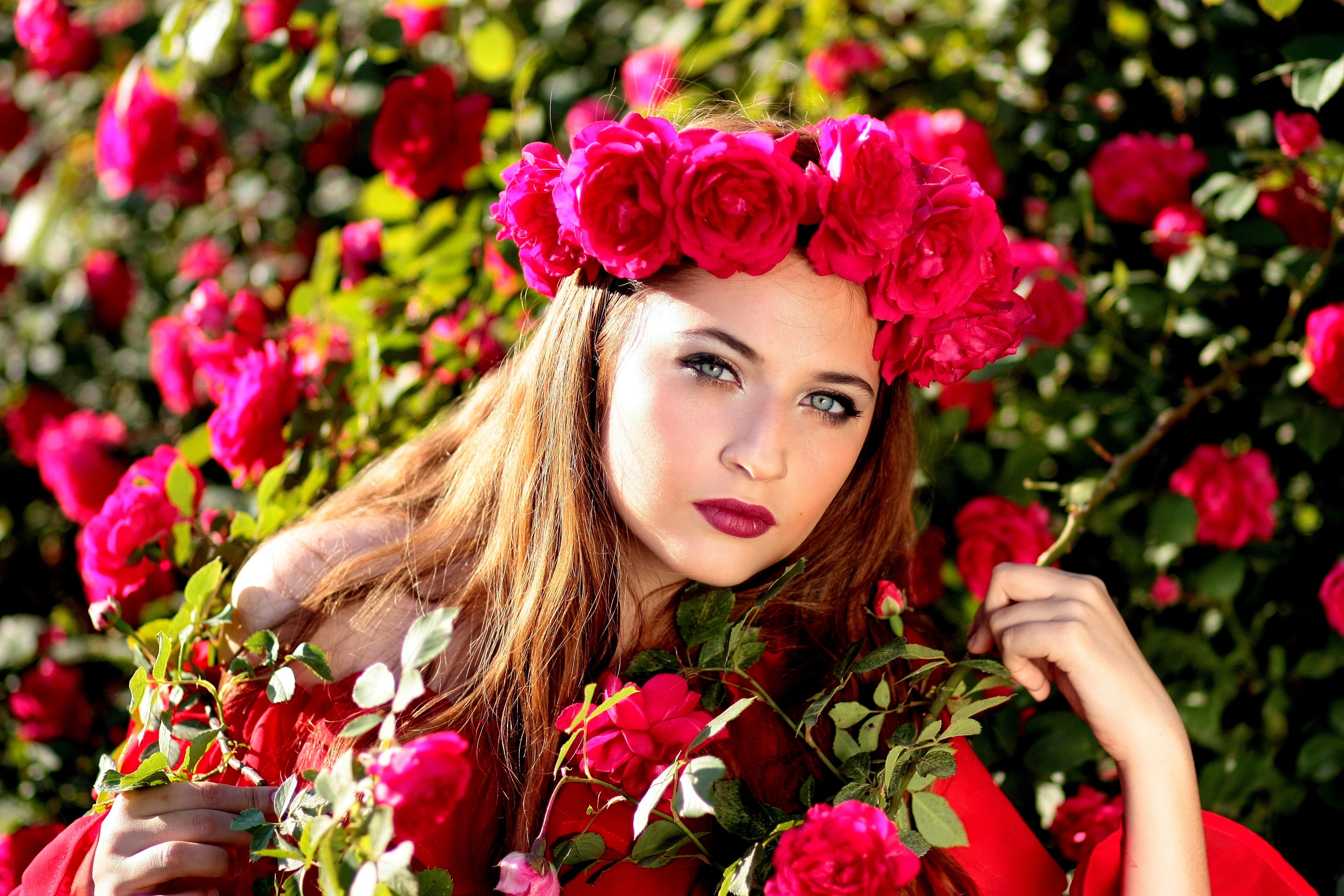 Woman Wearing Red Rose Headband Posing In Red Rose - Beautiful Girl Red Roses , HD Wallpaper & Backgrounds