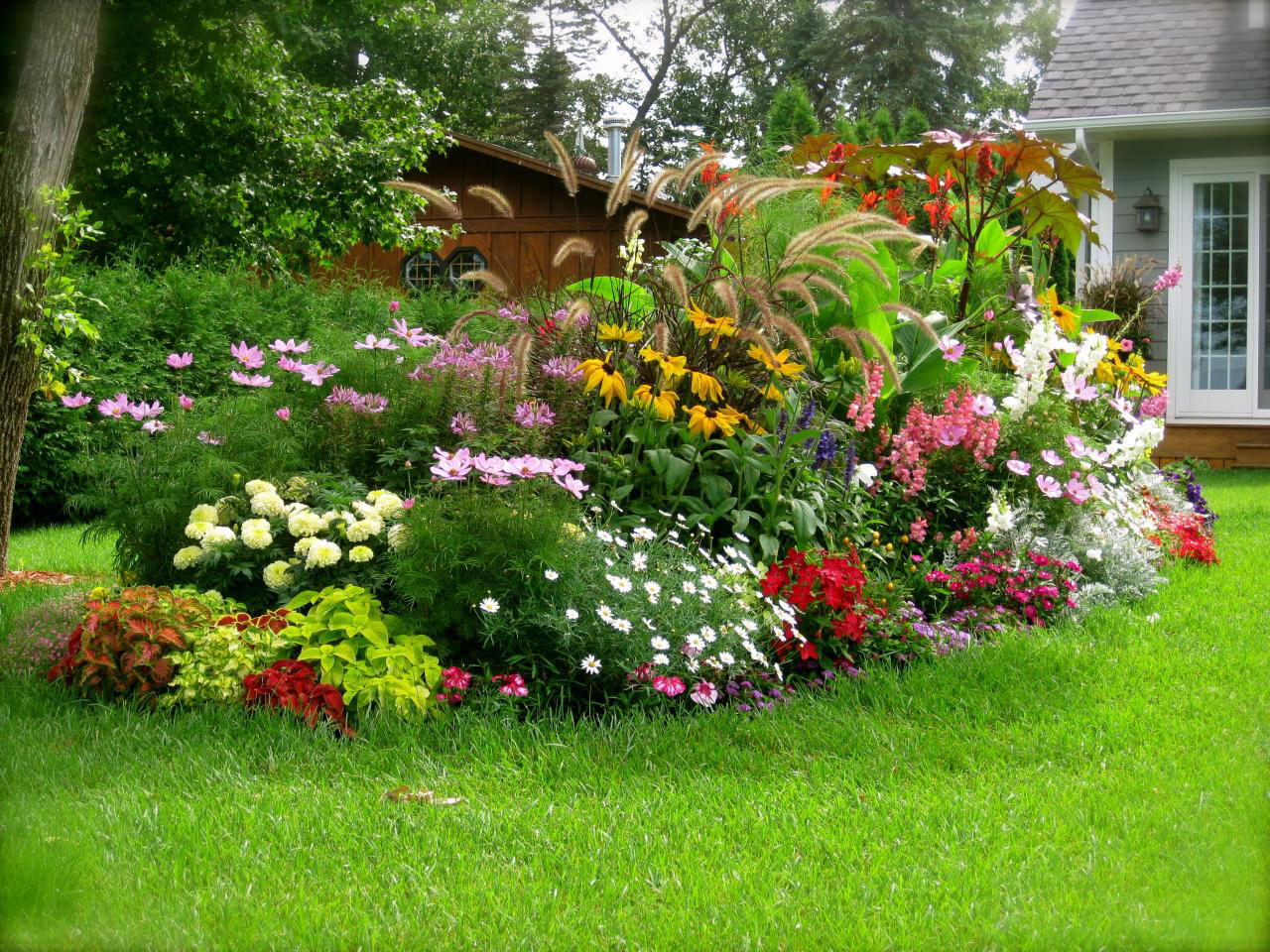 Backyard Flower Garden - Small Gardens , HD Wallpaper & Backgrounds