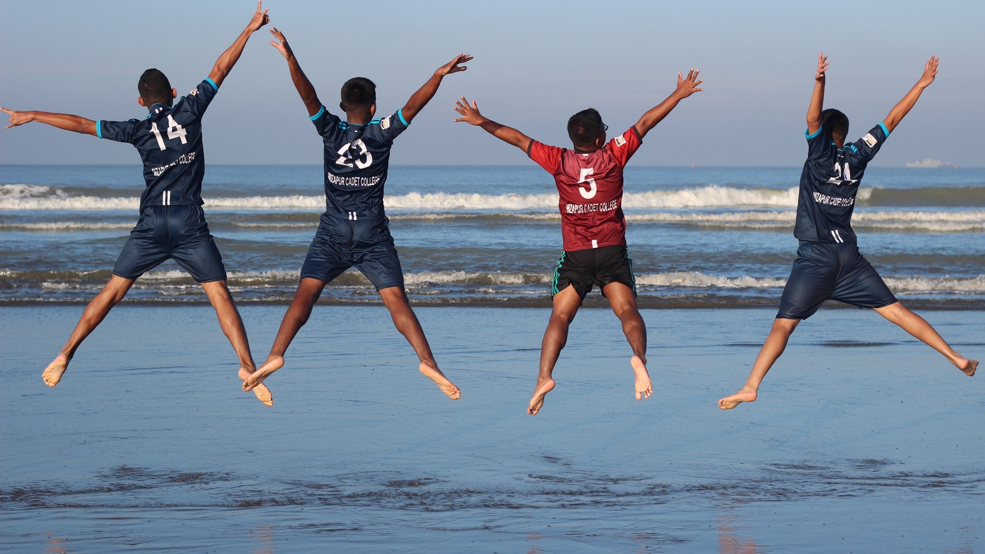 Four Friends Jumping Together In Sea Beach - Four Friends , HD Wallpaper & Backgrounds