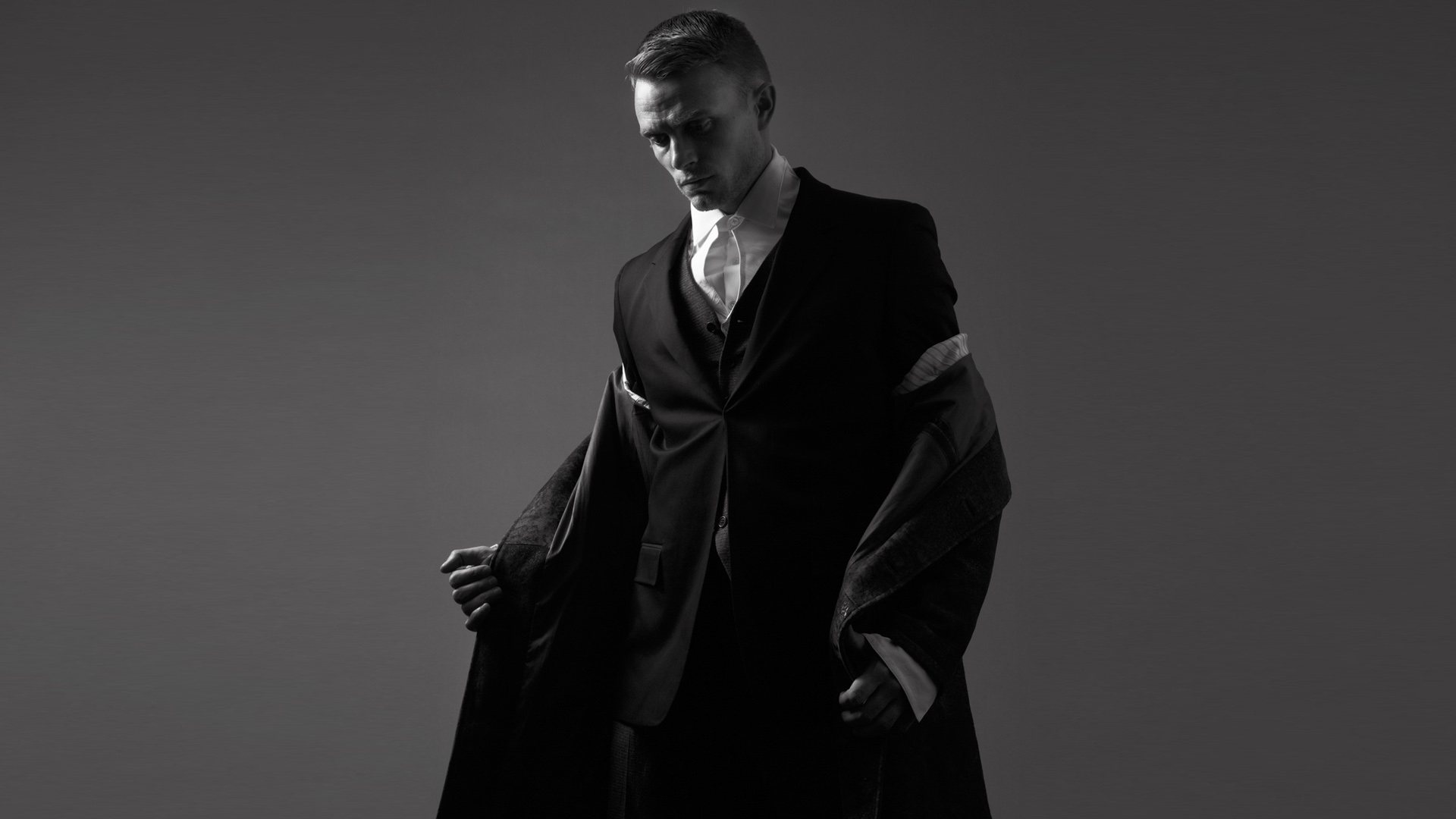 Man, Formal Wear, Overcoat, Coat, Model Wallpaper In - Man In Suit Black And White , HD Wallpaper & Backgrounds