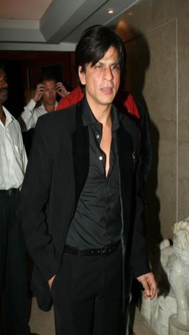 Shahrukh Khan In Black Suit Iphone Wallpaper Download - Shahrukh Khan And Shirish Kunder Fight , HD Wallpaper & Backgrounds