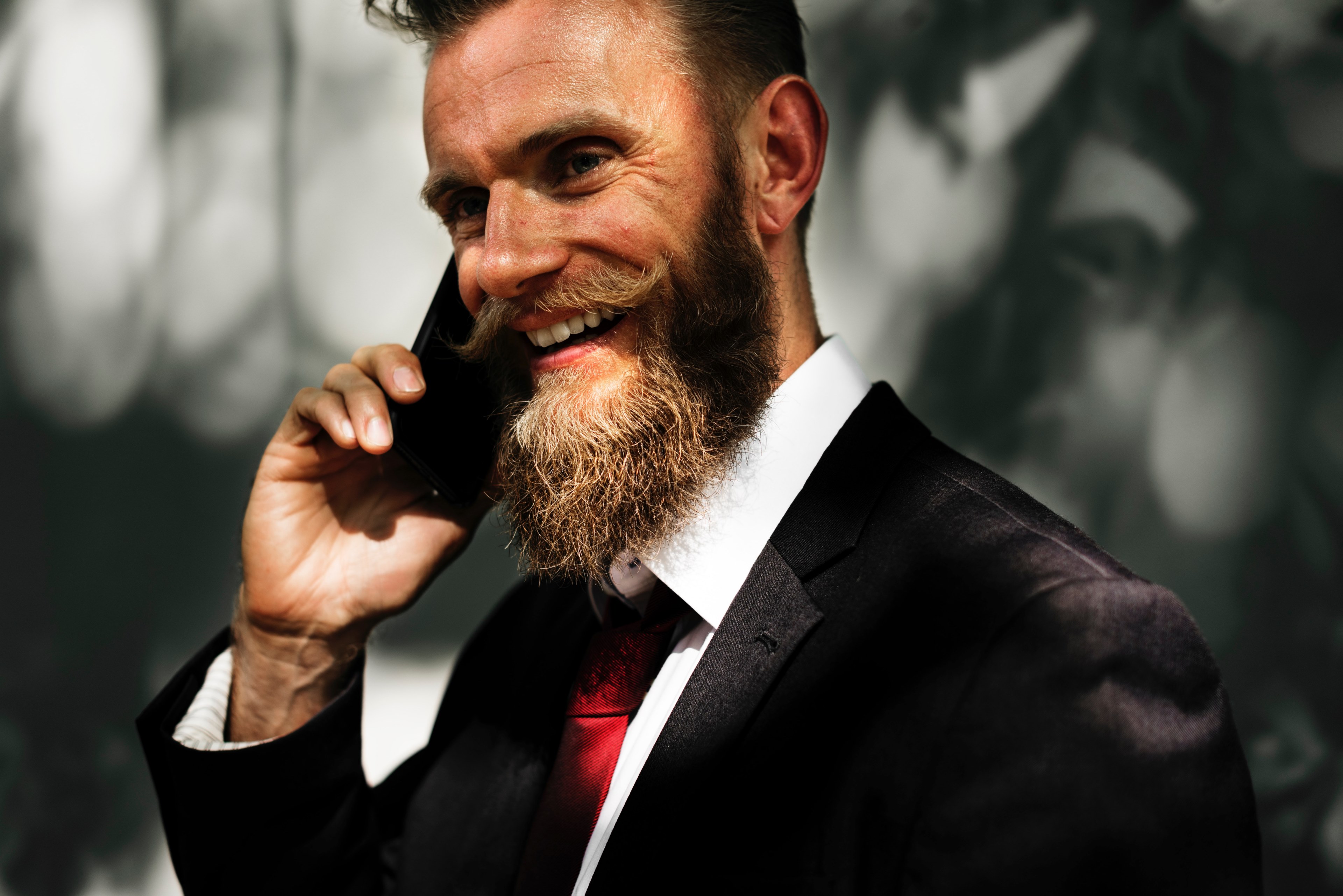 #3840x2563 A Bearded Man In A Black Suit Smiling While , HD Wallpaper & Backgrounds