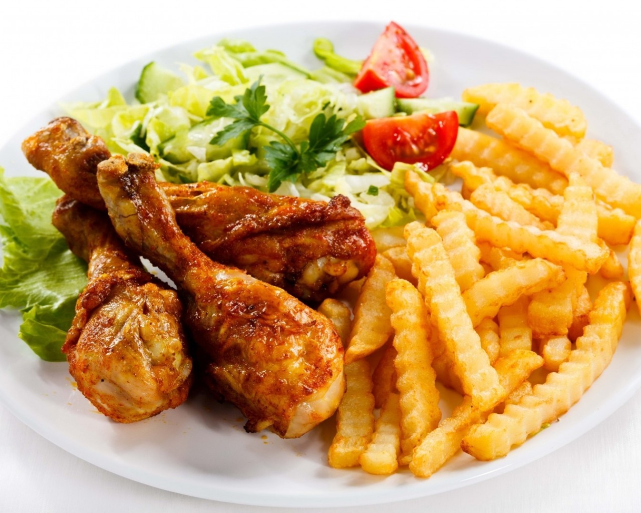 Chicken Legs, Fried Potatoes, Salad - Chicken Drumsticks Chips And Salad , HD Wallpaper & Backgrounds