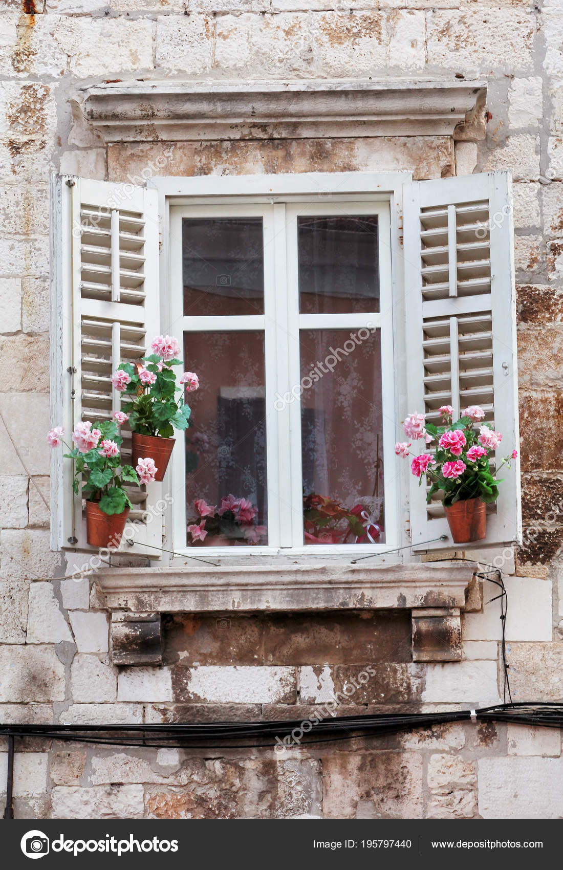 Windows Flower Boxes Historical Building Old Town Pula - Architecture , HD Wallpaper & Backgrounds