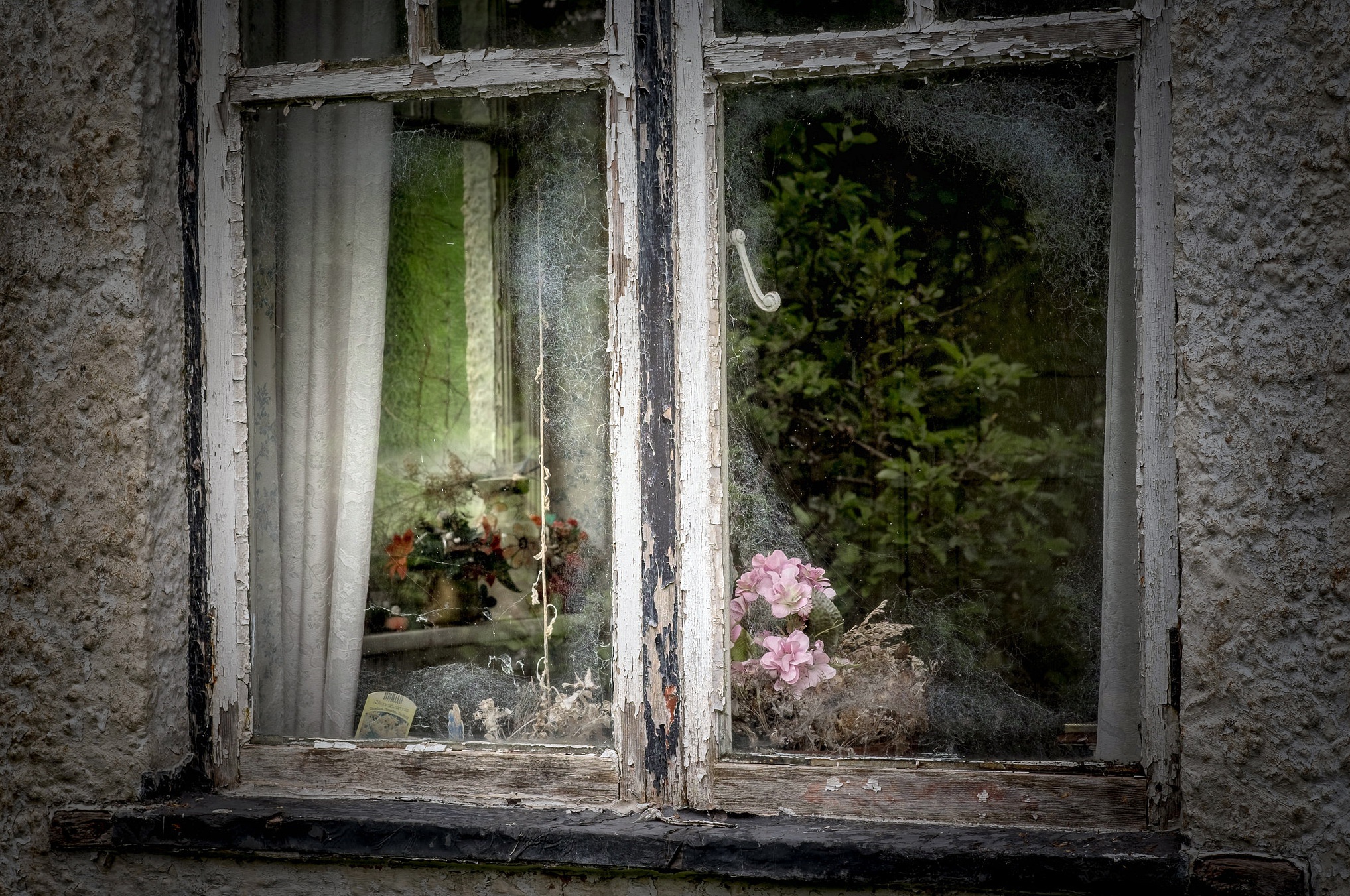 Old, House, Window, Flowers Wallpapers Hd / Desktop - Старый Дом Окно Обои , HD Wallpaper & Backgrounds