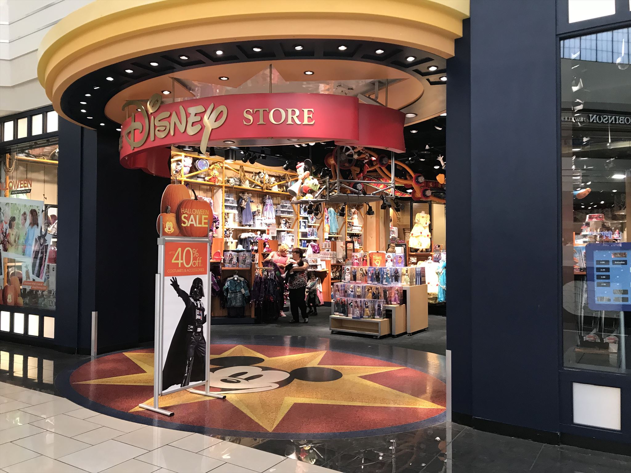 Las Vegas Mall Disney Store , HD Wallpaper & Backgrounds