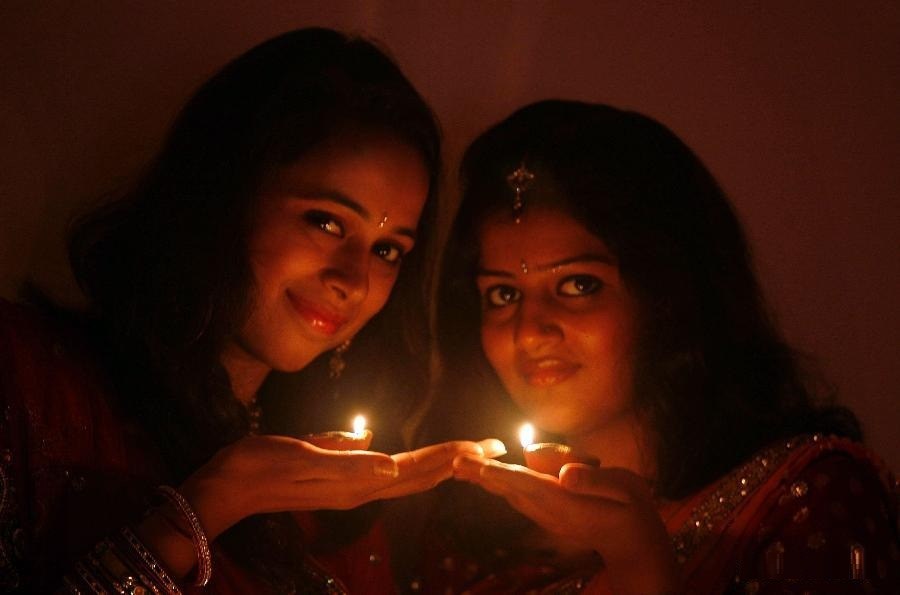 Beautiful Indian Girls Holding Diya In Hand Happy Diwali - Indian Girl In Diwali , HD Wallpaper & Backgrounds