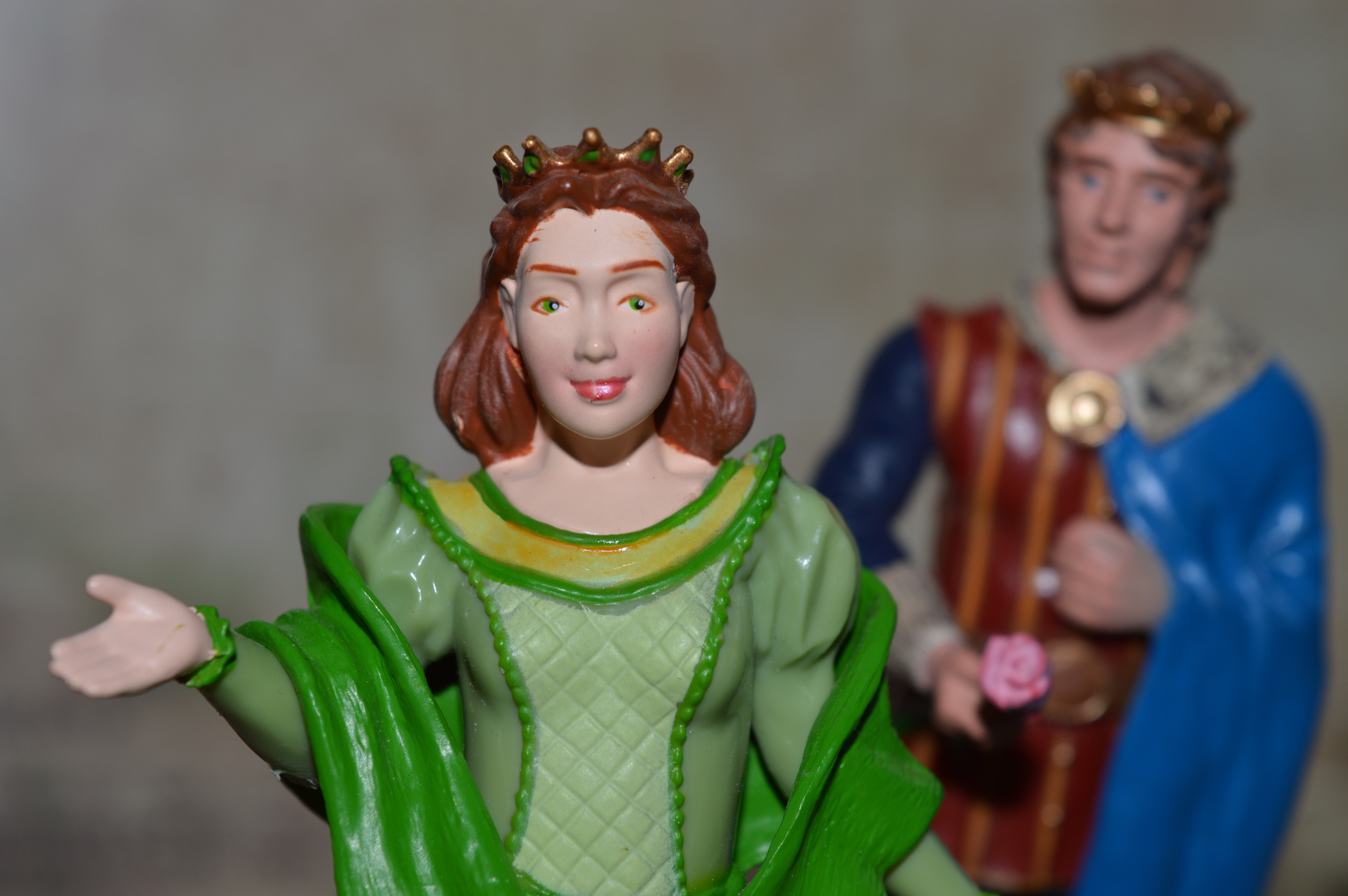 Green Blue And Brown King And Queen Ceramic Figurines - Princess , HD Wallpaper & Backgrounds