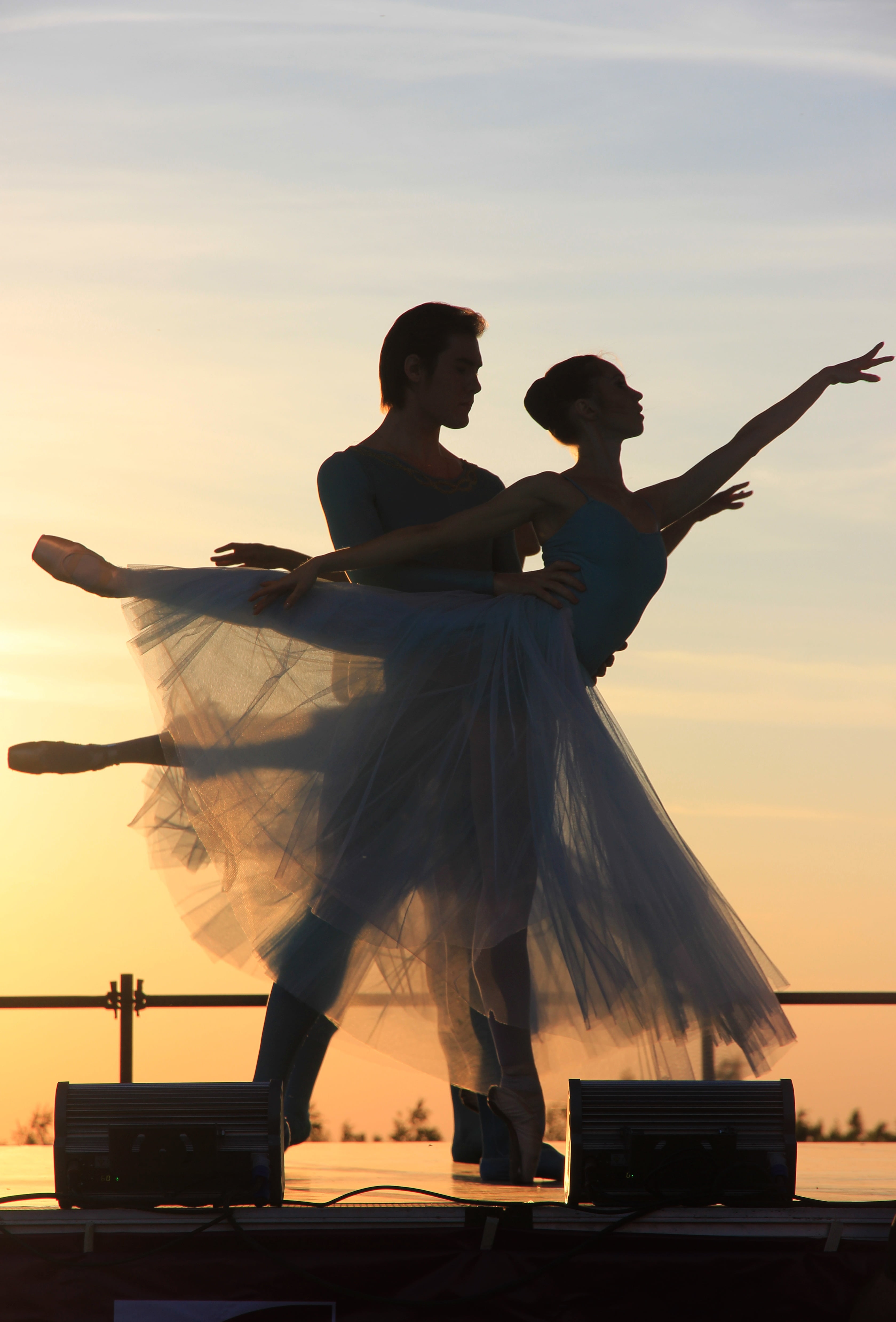 Woman Ballerina With Her Partner Dancing During Golden - Ballet Couple Photography , HD Wallpaper & Backgrounds
