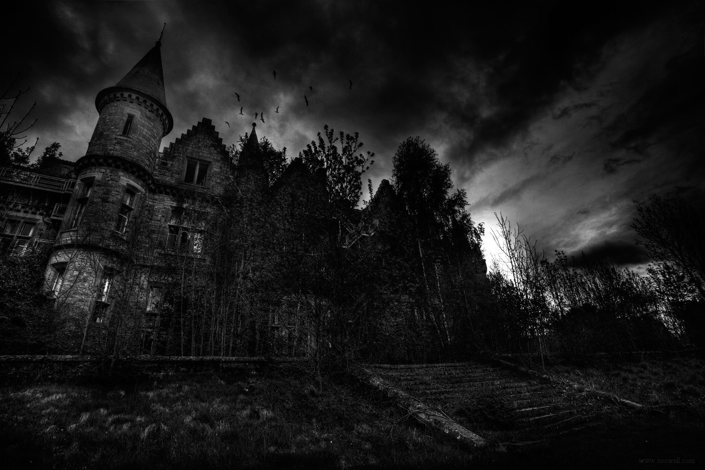 Abandoned Castle - Abandoned Castle Black And White , HD Wallpaper & Backgrounds