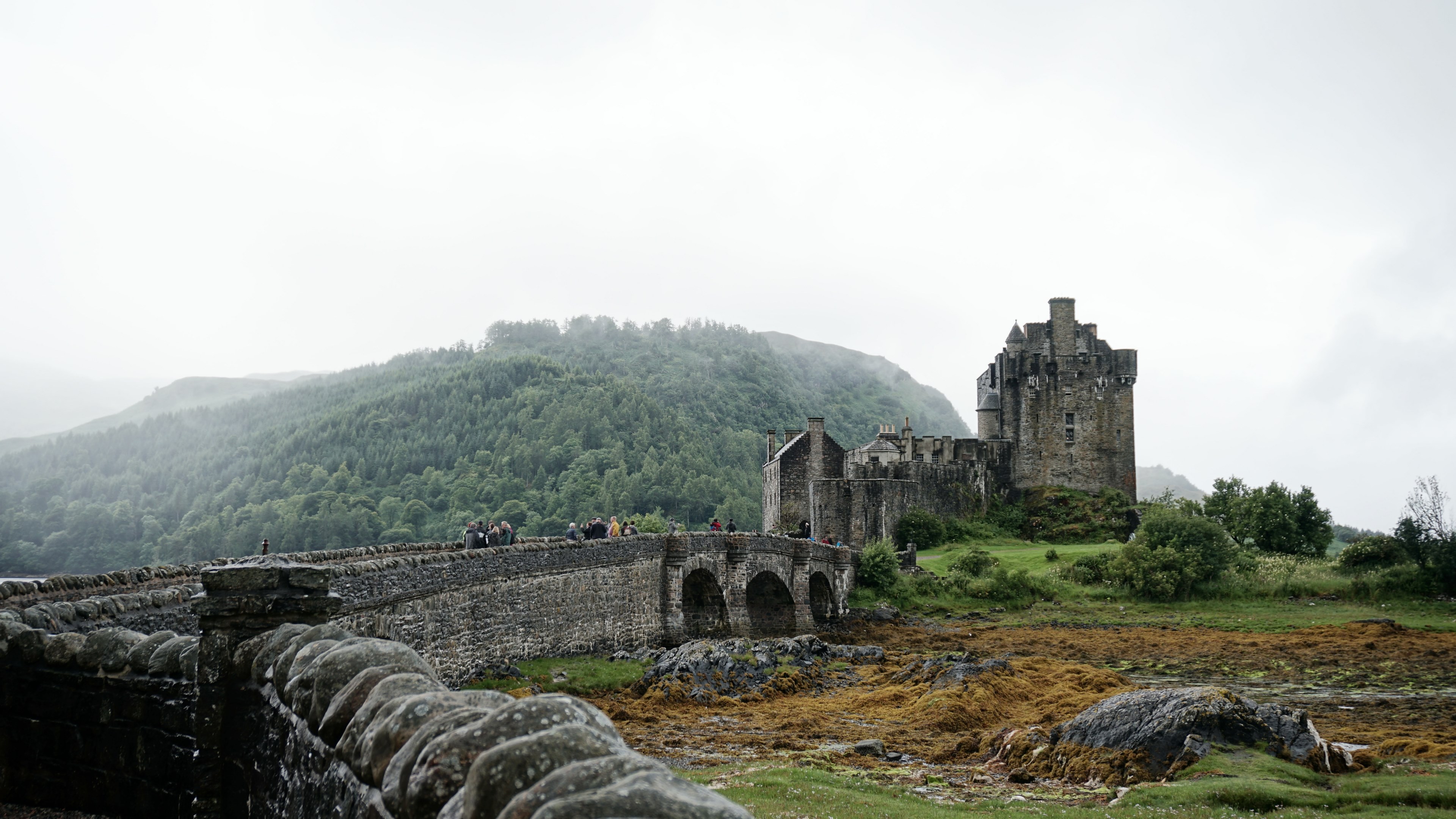 #3840x2161 People Walking On The Walls Of A Medieval - Eilean Donan Castle , HD Wallpaper & Backgrounds