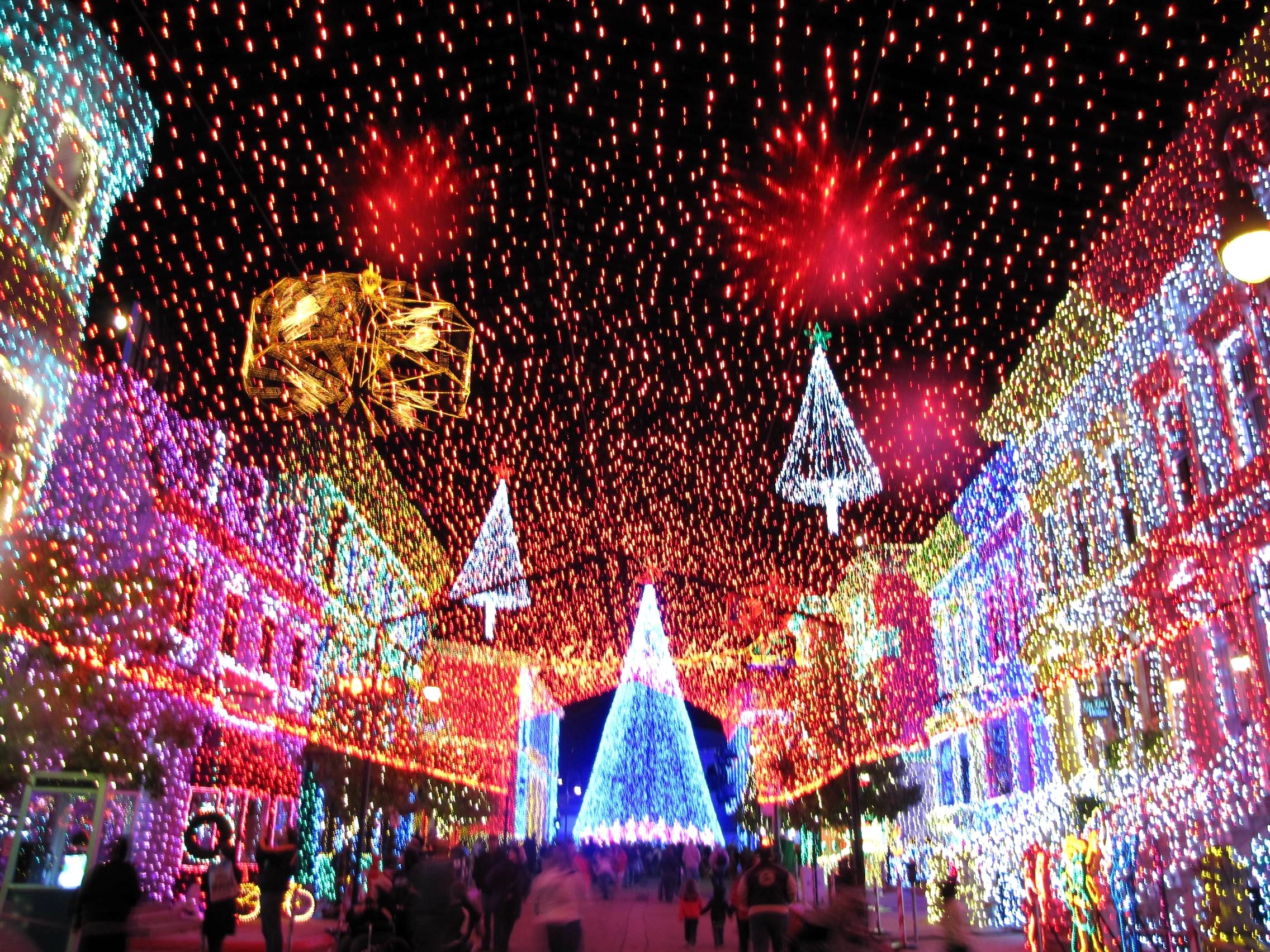 Christmas Backgrounds - Family Spectacle Of Dancing Lights , HD Wallpaper & Backgrounds