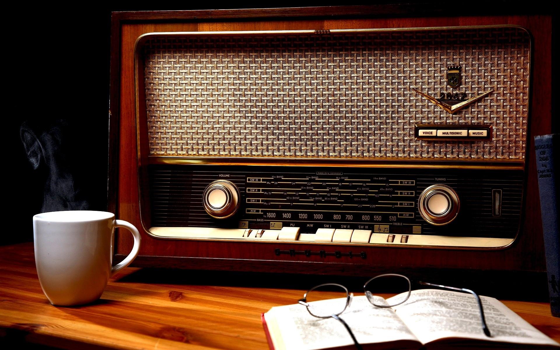Book And Coffee Wallpaper - Vintage Radio , HD Wallpaper & Backgrounds