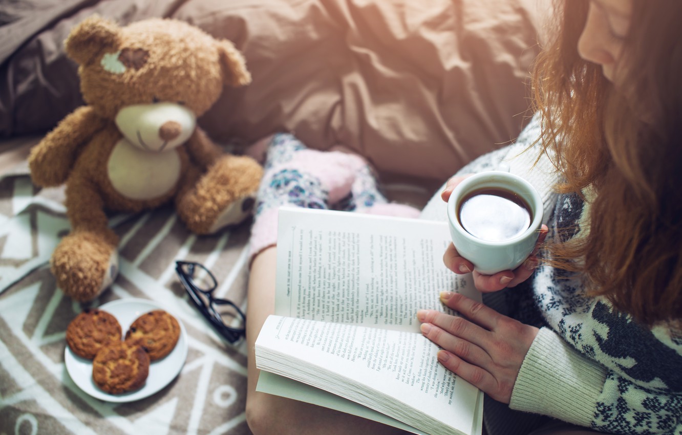 Photo Wallpaper Girl, Coffee, Cookies, Girl, Cup, Bed, - Girl With Coffee Mug And Books , HD Wallpaper & Backgrounds