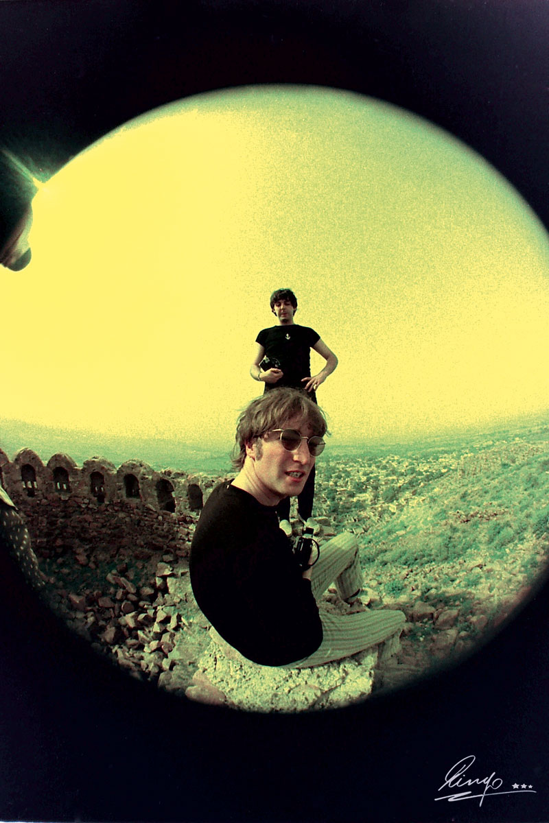 India 1966 With The Beatles - George Harrison Fish Eye , HD Wallpaper & Backgrounds