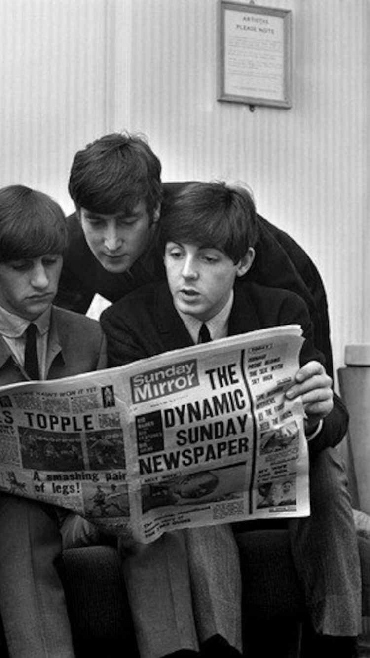Paul Mccartney, George Harrison, Job, Monochrome, John - John Lennon Reading Newspaper , HD Wallpaper & Backgrounds