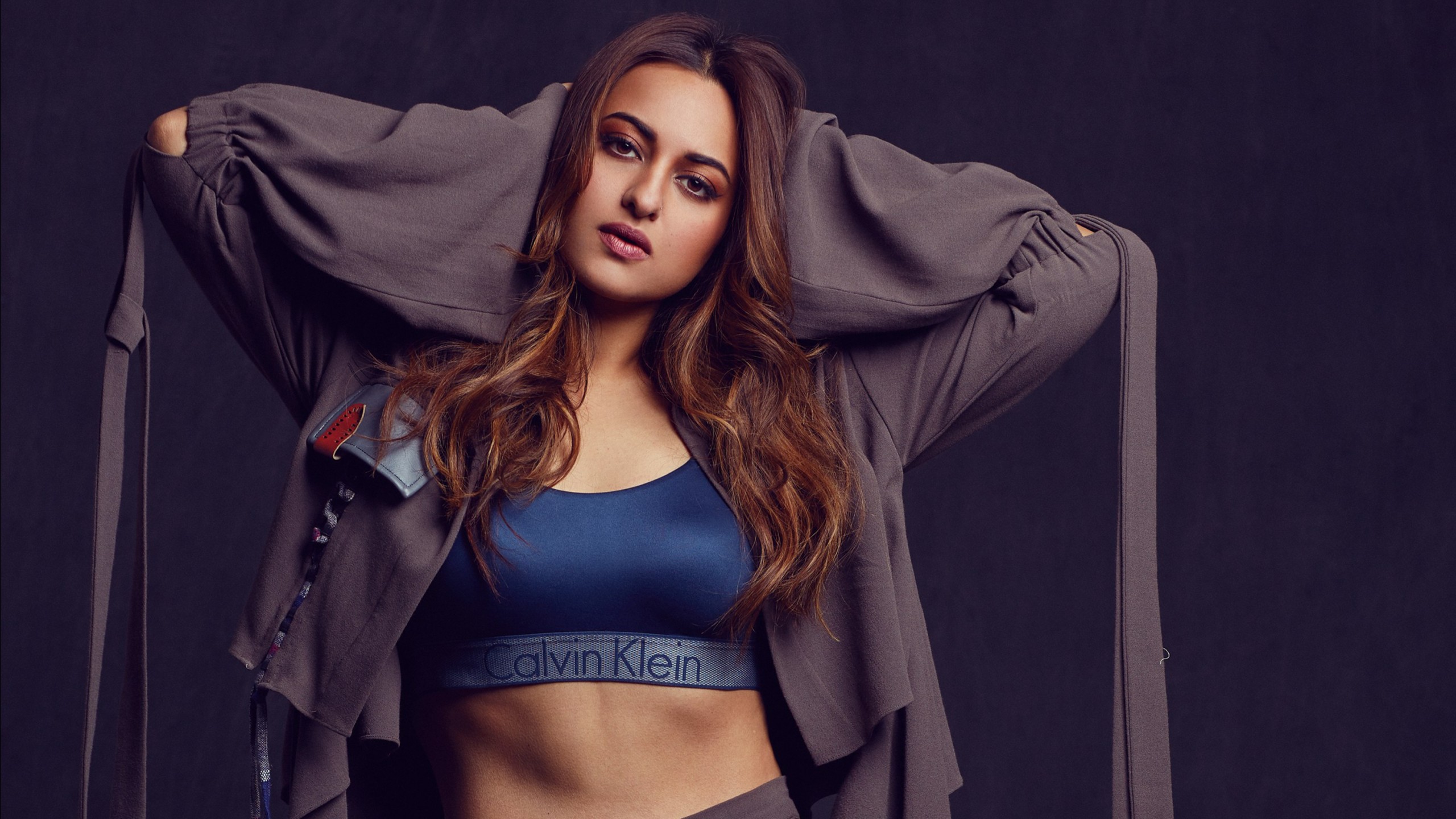 Sonakshi Sinha Bollywood Actress Wallpapers 4k - Sonakshi Sinha , HD Wallpaper & Backgrounds