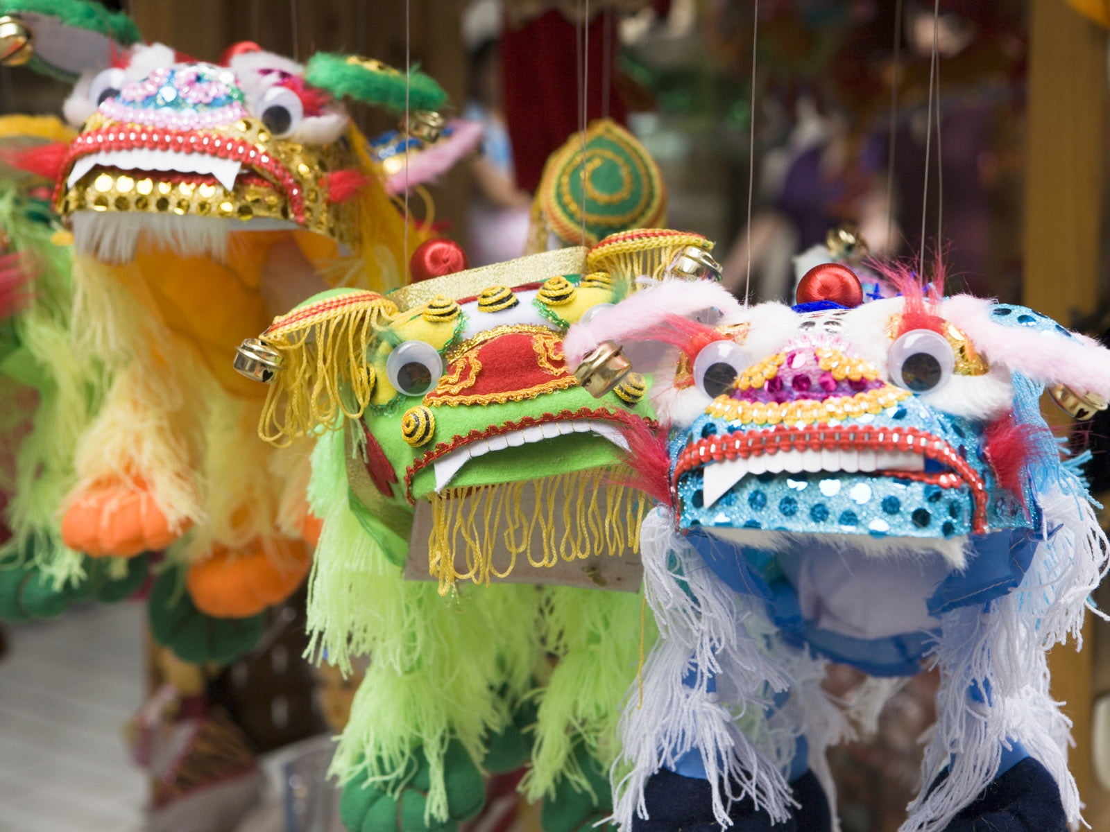 Close Photo Shot On Three White, Green, And Yellow - Lion Dance , HD Wallpaper & Backgrounds