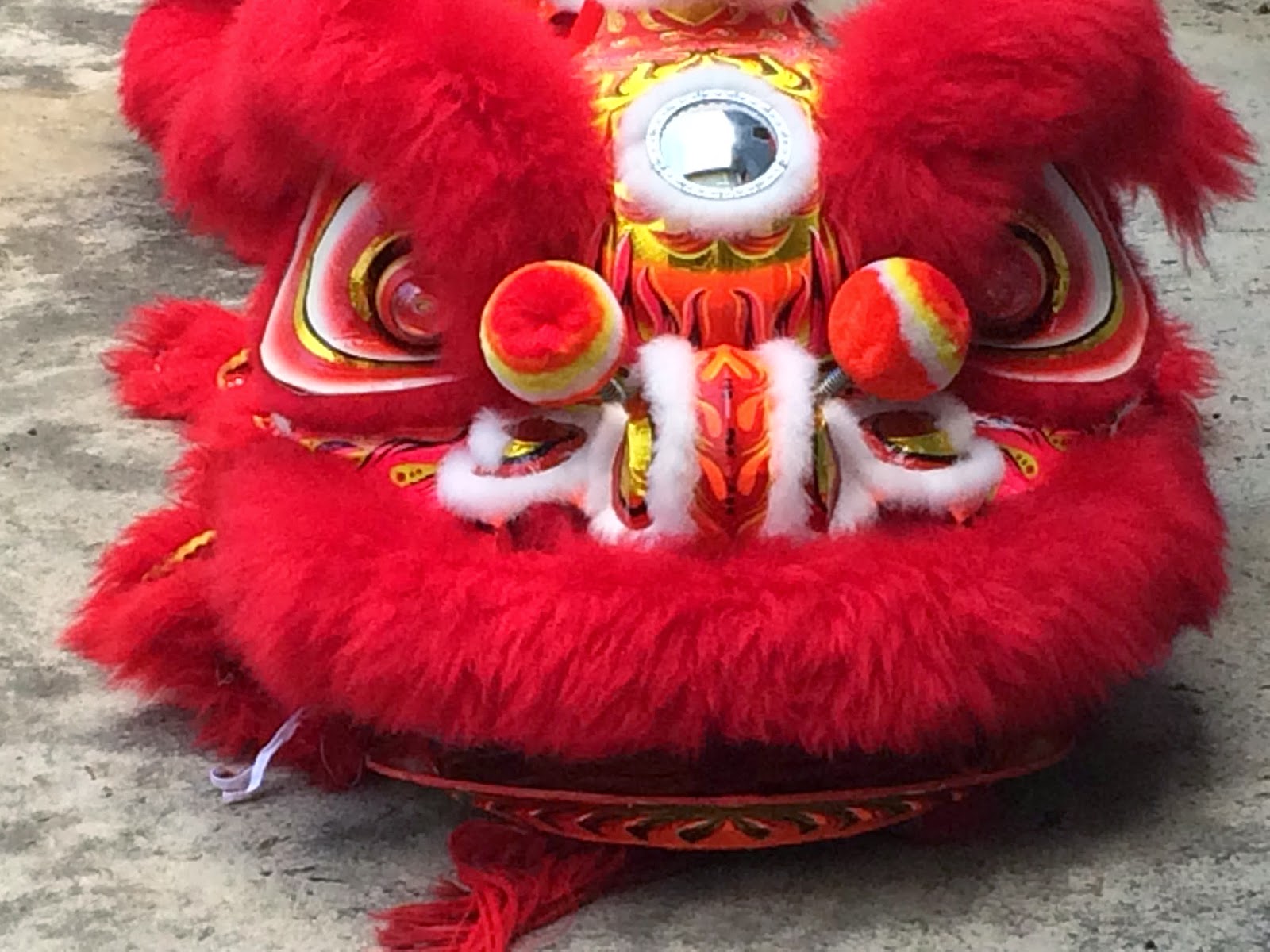 Image Of Lion Dance Head Resting On The Floor - Lion Dance Head Red , HD Wallpaper & Backgrounds
