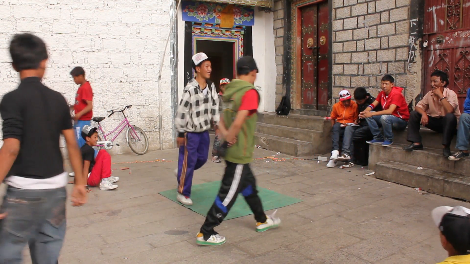 Tibetan Street Kids Breakdancing, Lhasa Stock Video - Breakdance Kids , HD Wallpaper & Backgrounds