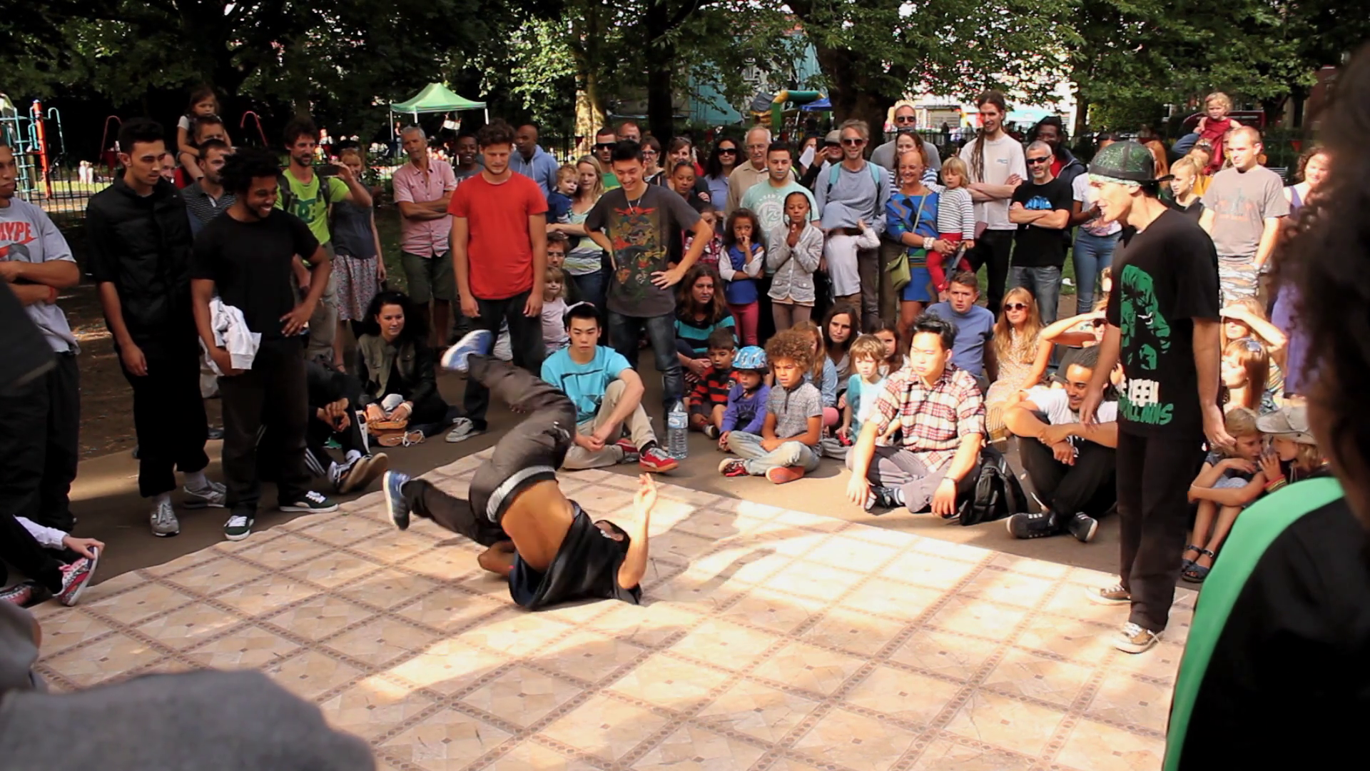 B-boy Breakdance Battle Sequence In Park Stock Video - Breakdancing Battle , HD Wallpaper & Backgrounds