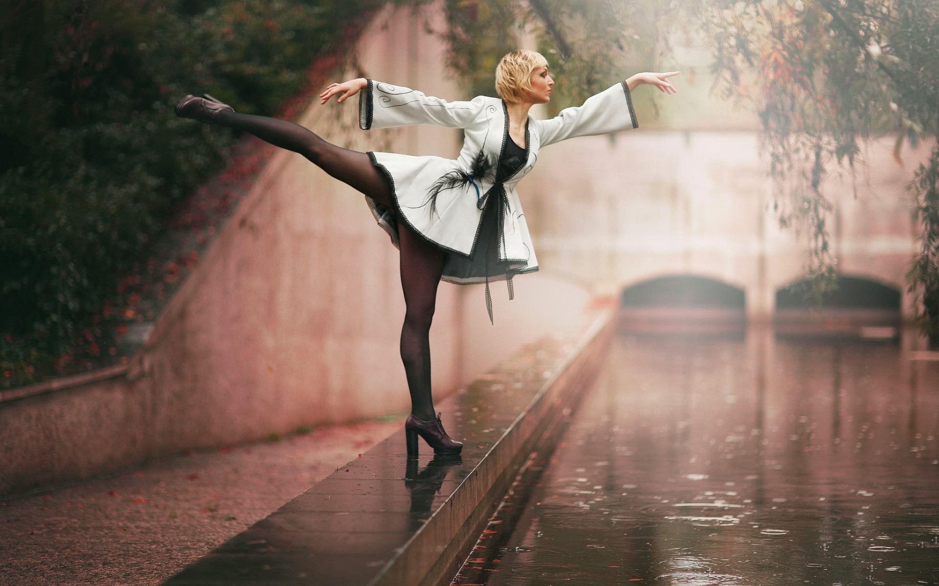 Ballerina Wallpaper Widescreen - Stockings In The Rain , HD Wallpaper & Backgrounds