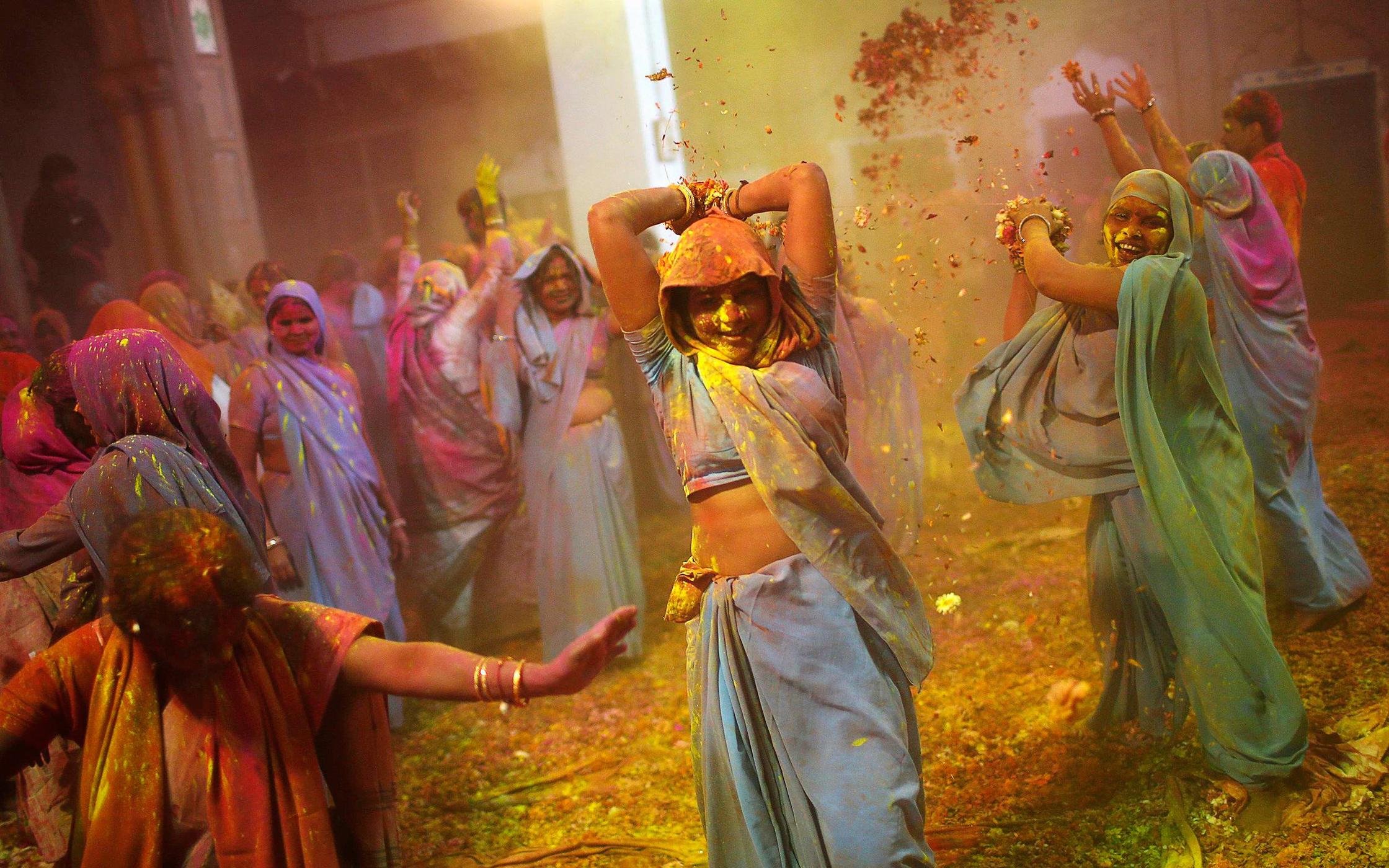 Download Holi Hd Wallpapers With Desi Dance Wallpaper - Holi Pictures Of Vrindavan , HD Wallpaper & Backgrounds