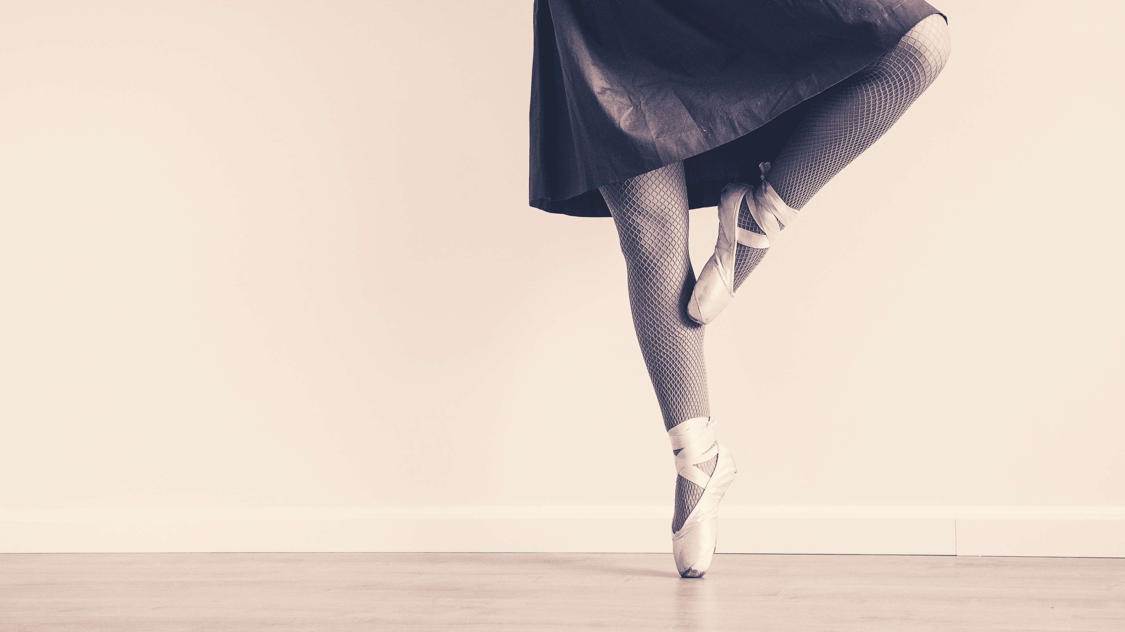 Ballet, Ballet Dancer, Black And White, Dance, Dancers, - Bale Dance Wallpaper Hd , HD Wallpaper & Backgrounds