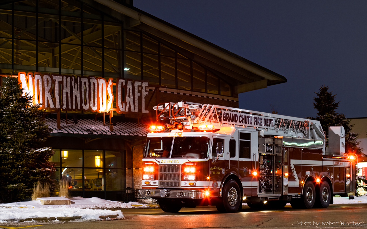Ladder 2641 In Front Of Northwoods Cafe The Grand Chute - Fire Department , HD Wallpaper & Backgrounds