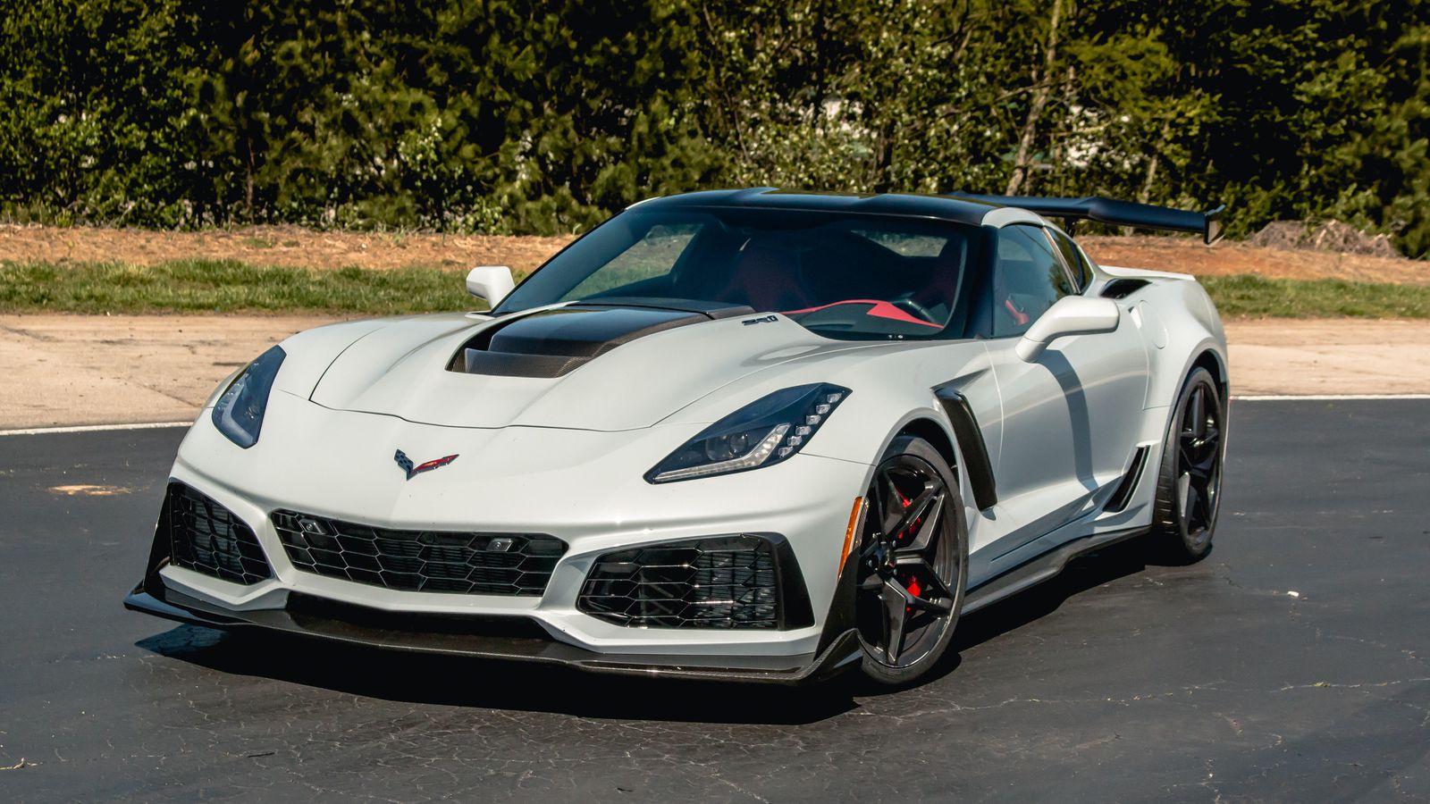 Watch The 2019 Chevy Corvette Zr1 Hit Its 212-mph Top - 2019 Corvette Zr1 White , HD Wallpaper & Backgrounds