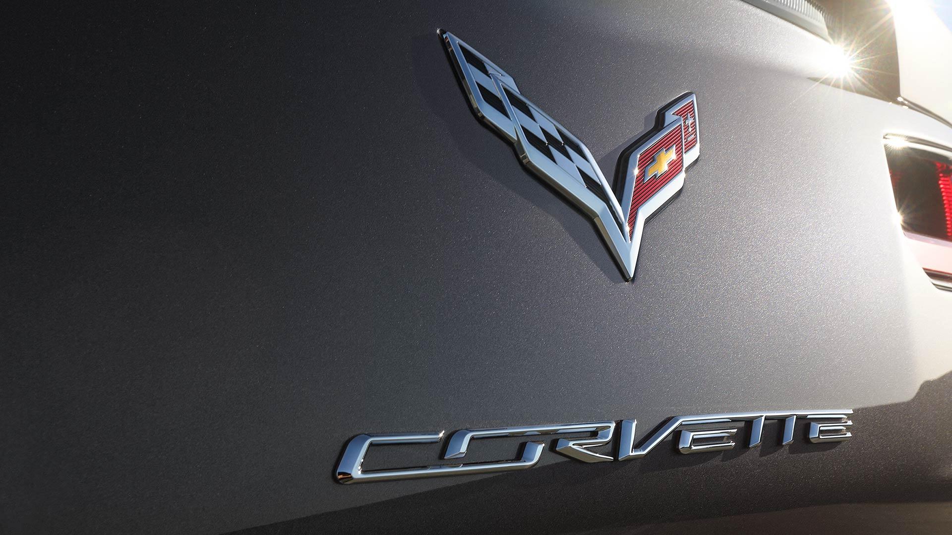 Chevrolet Logo Iphone Wallpaper Hd - Corvette Logo On Car , HD Wallpaper & Backgrounds