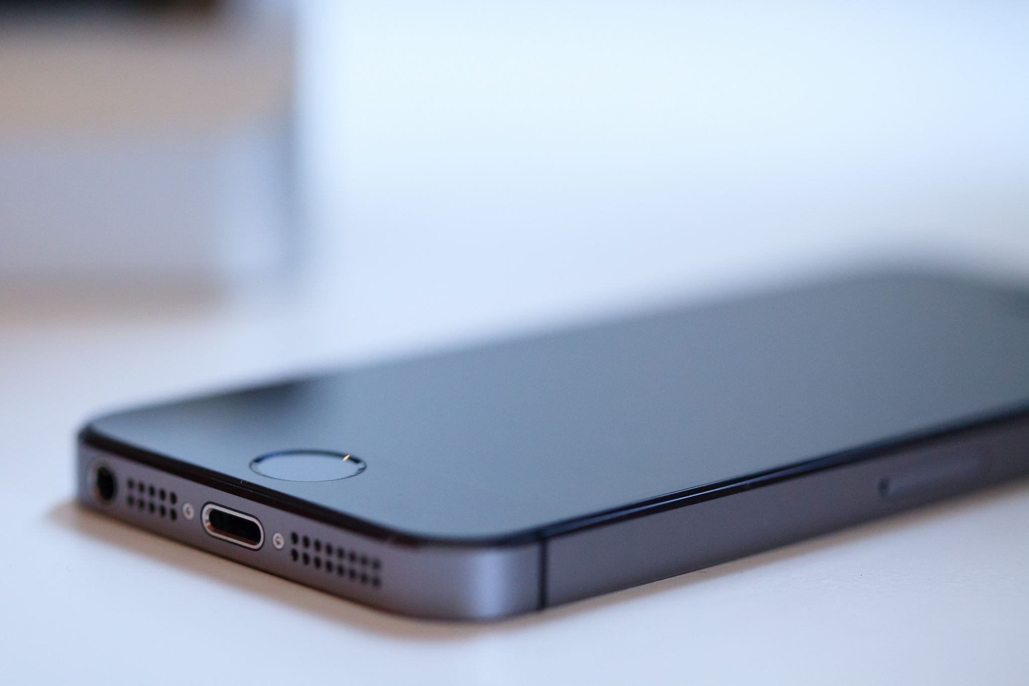 New Iphone 5s Space Gray Color Is On A White Table - Wallpaper , HD Wallpaper & Backgrounds